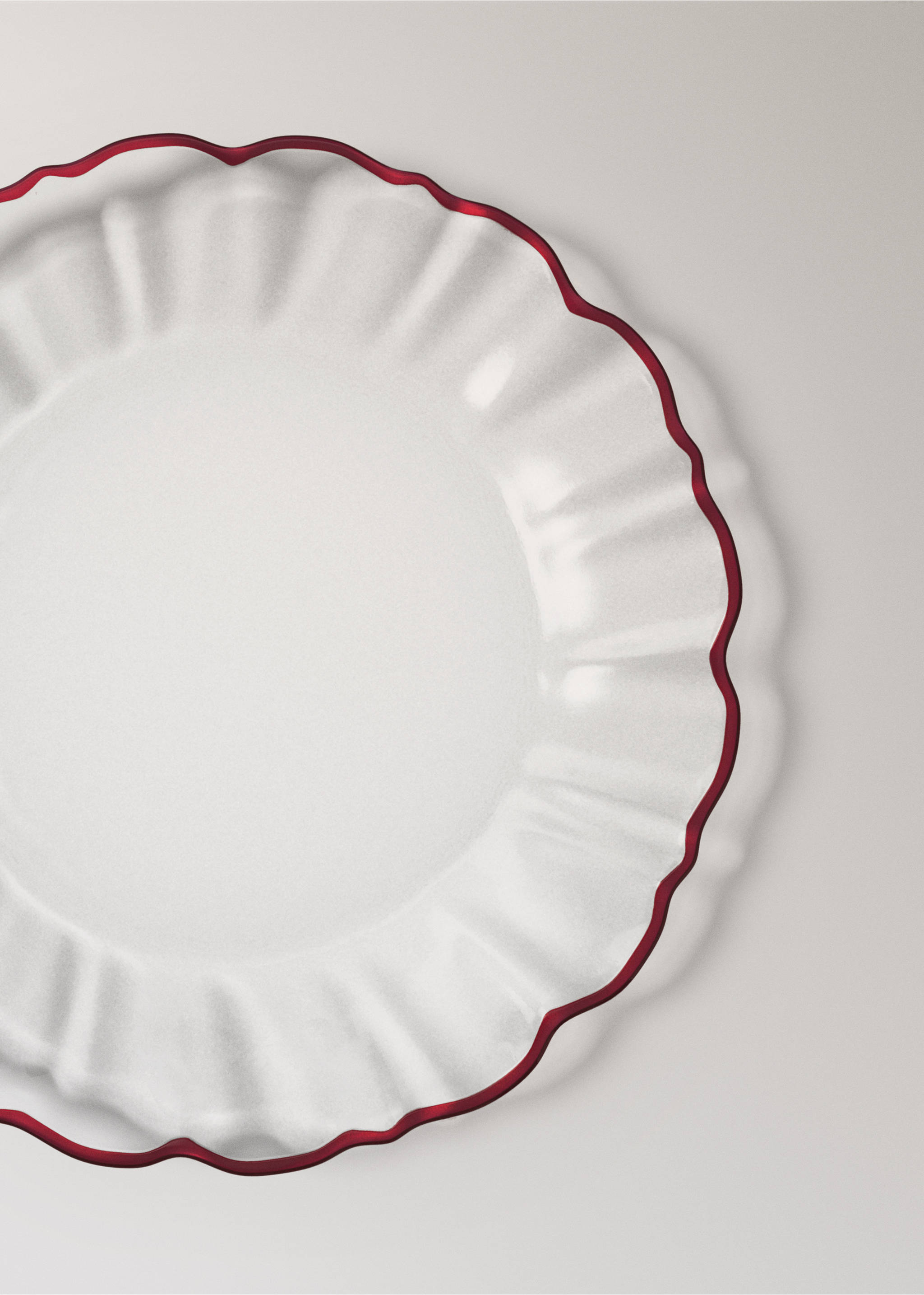 Round glass plate with a fluted rim and red scalloped border., Red. Ref: 37037903-00.