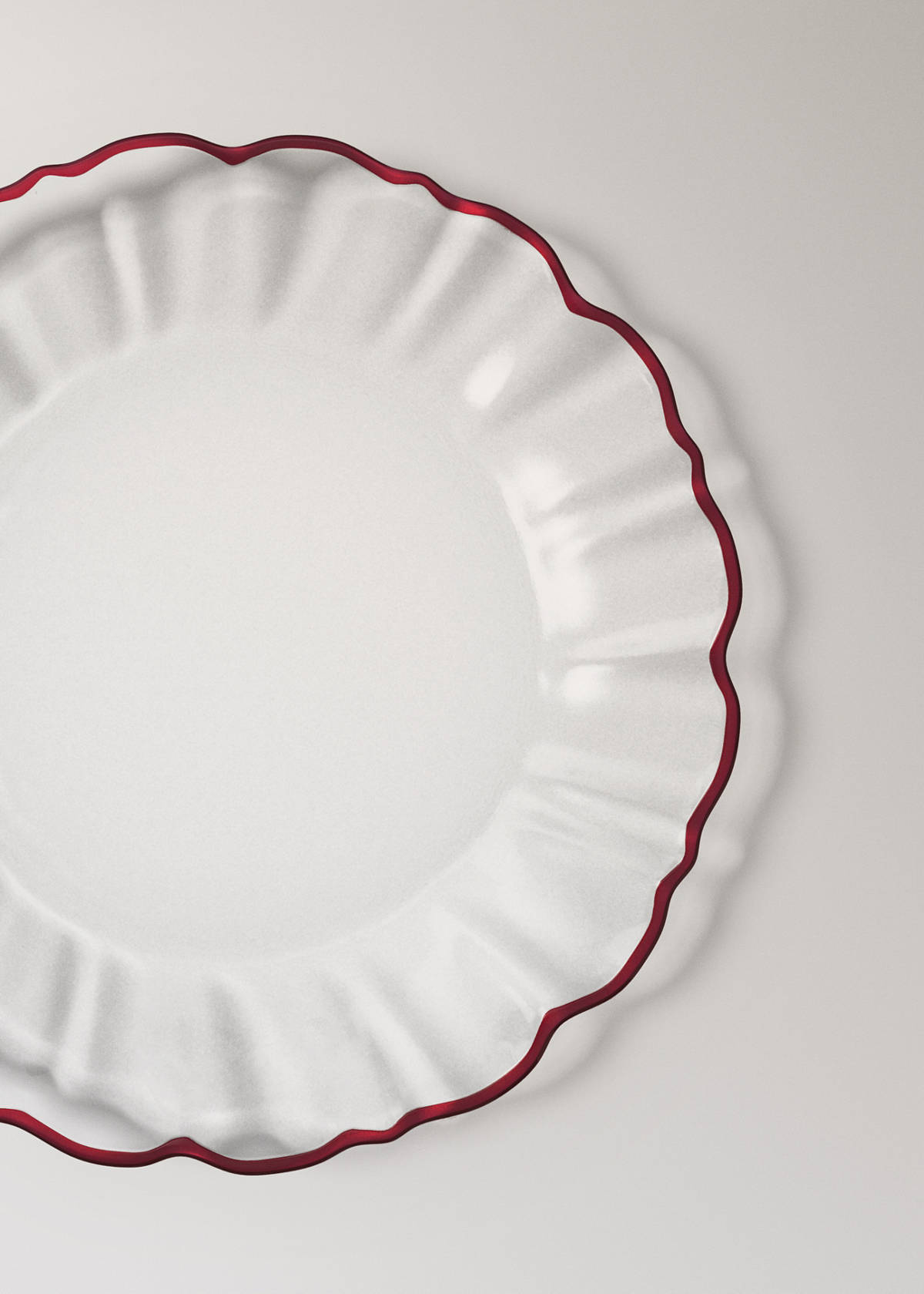Wavy-edged glass plate — Red