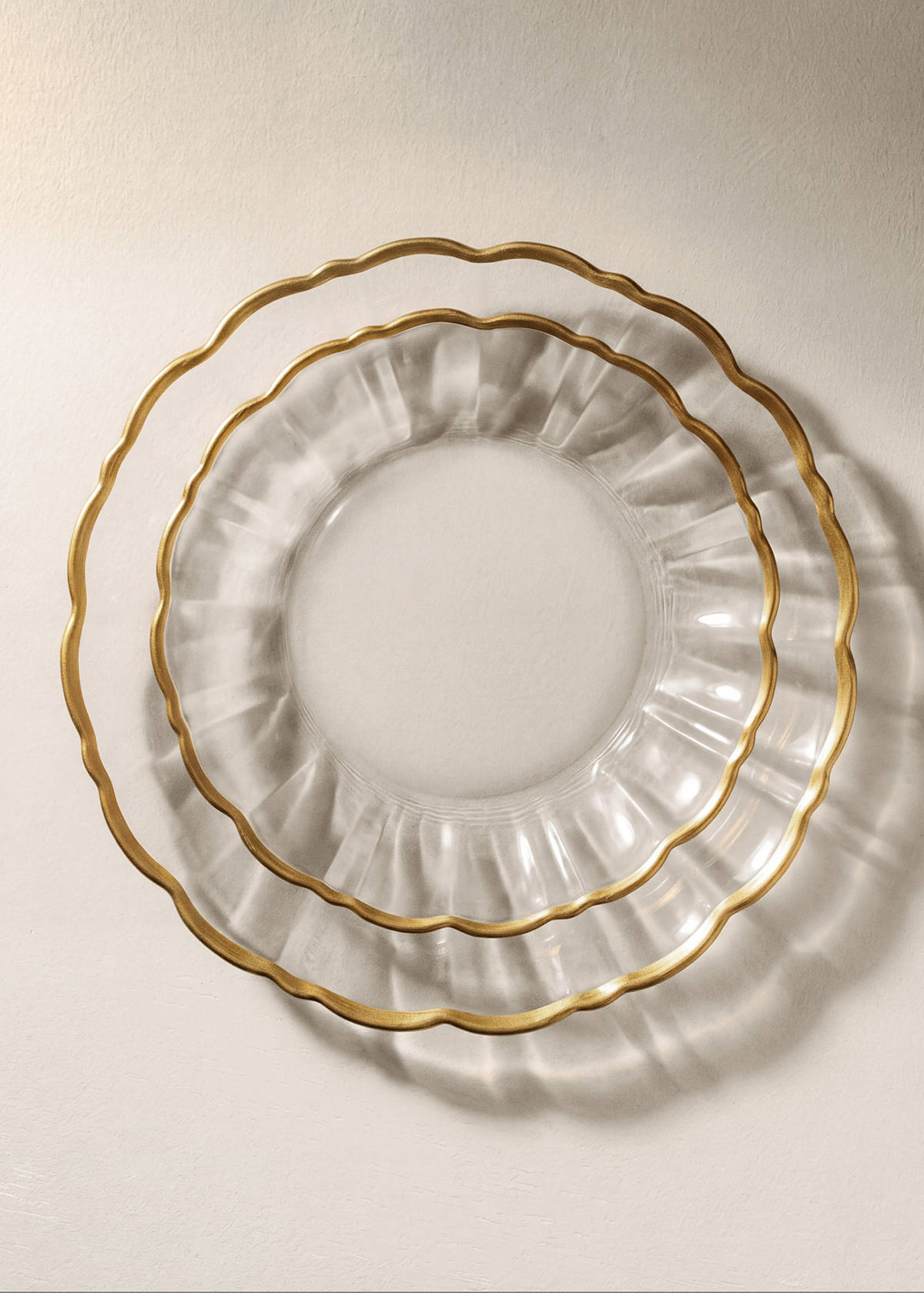 Wavy-edged glass plate — Gold