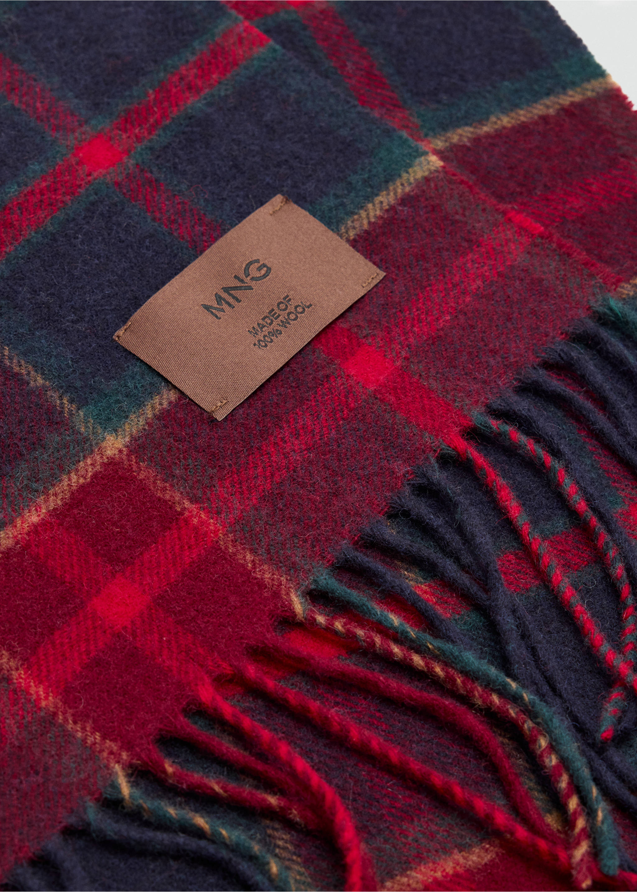 Plaid wool scarf with fringe and brand label detail., Red. Ref: 37037905-00.