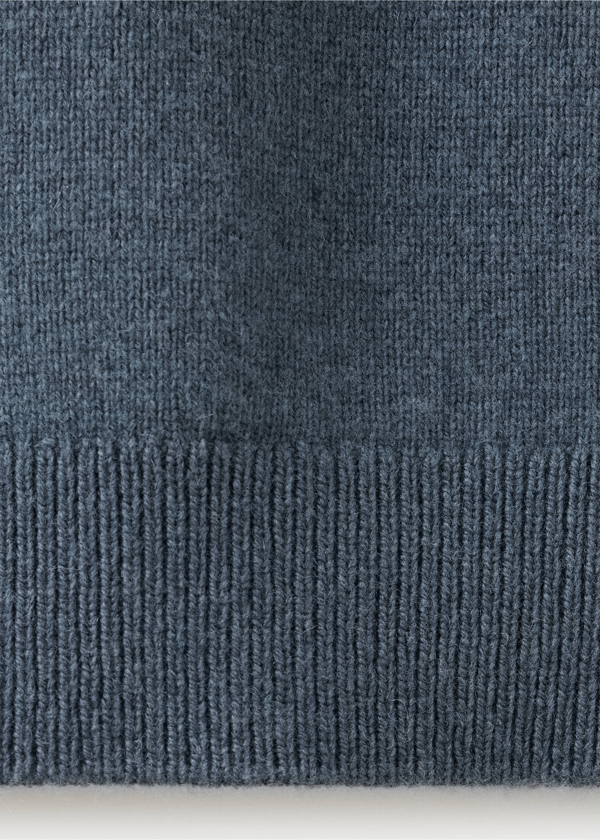 Detalle del polo azul grisáceo de punto fino que muestra el canalé texturizado., Azul indigo. Ref: 37037909-00.