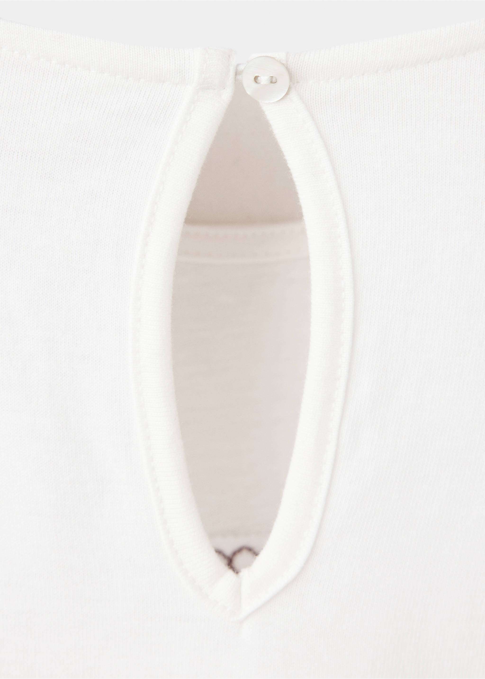 White kids' t-shirt fabric detail with a buttoned keyhole neckline., Off White. Ref: 37037921-00.