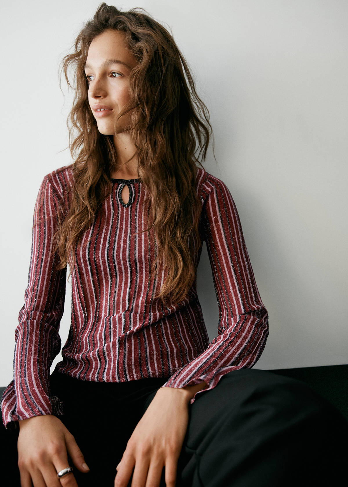Striped shiny jumper with slit opening — Burgundy