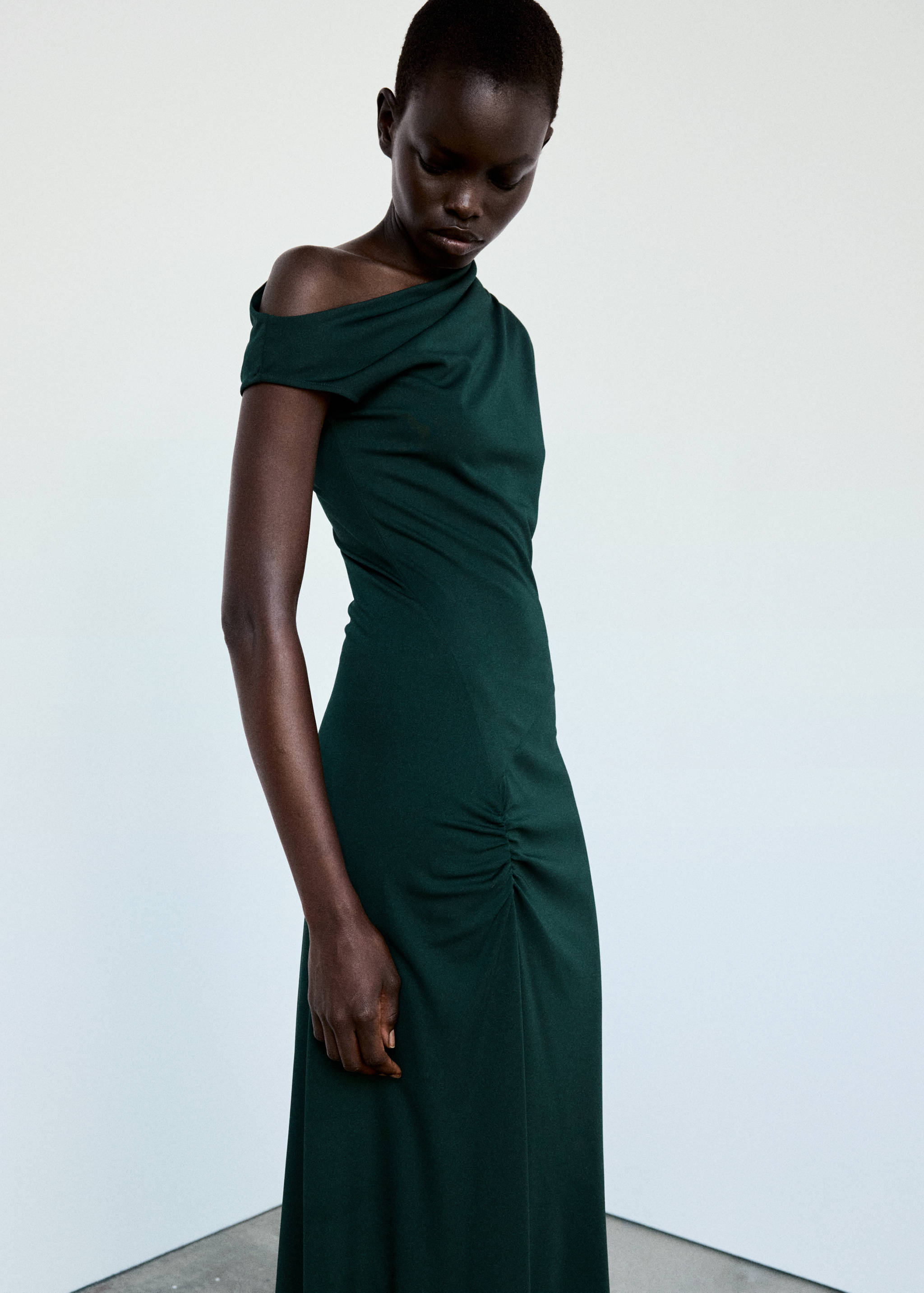 Robe asymétrique froncée - Plan moyen