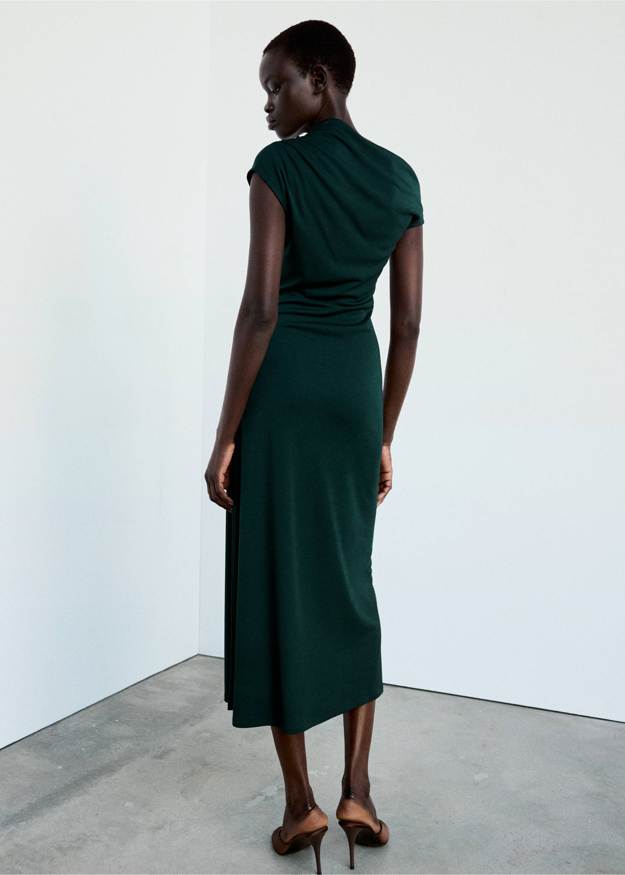 Robe asymétrique froncée - Verso de l’article, Vert foncé. Ref: 37037940-00.