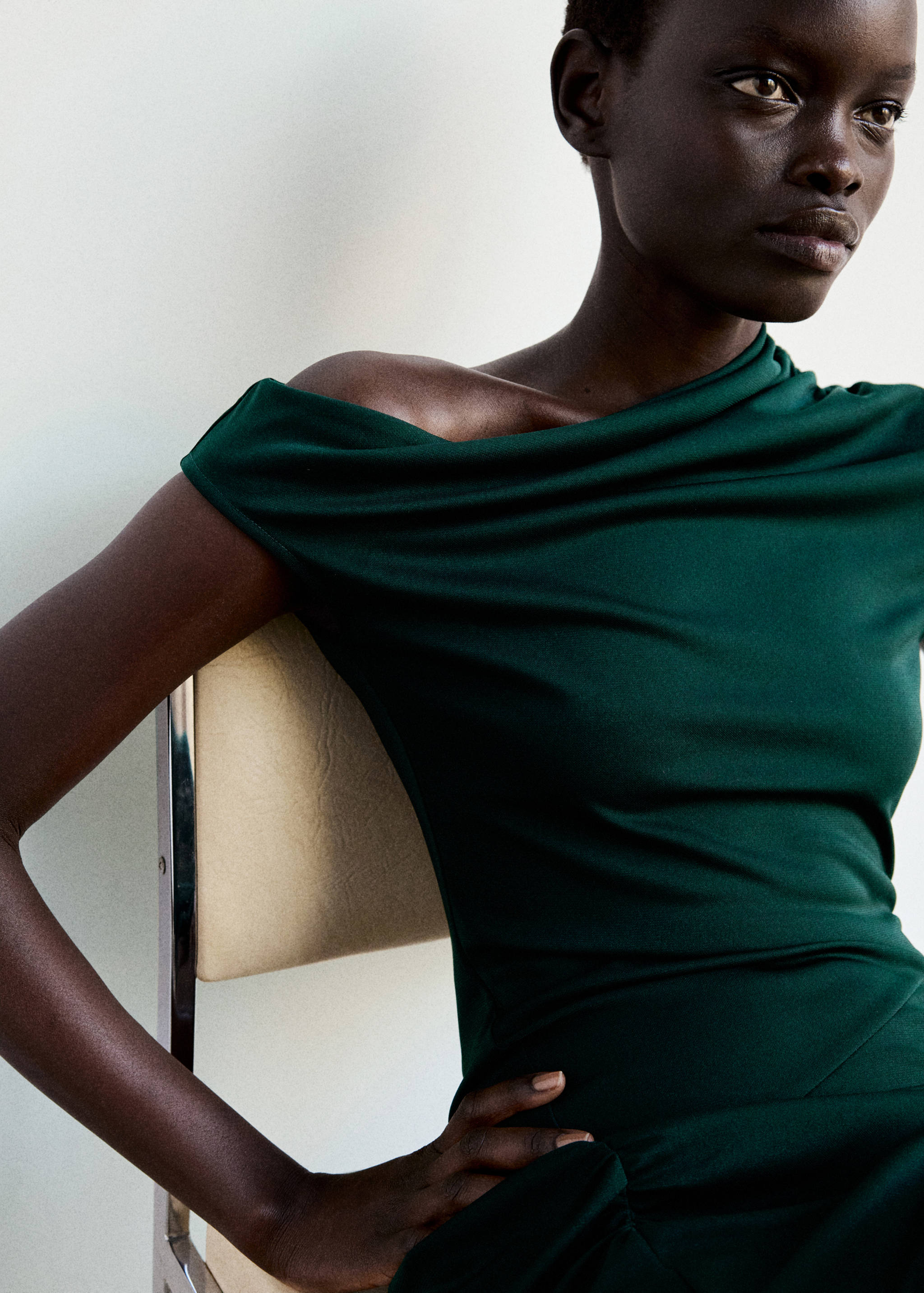 Robe asymétrique froncée - Détail de l'article 1