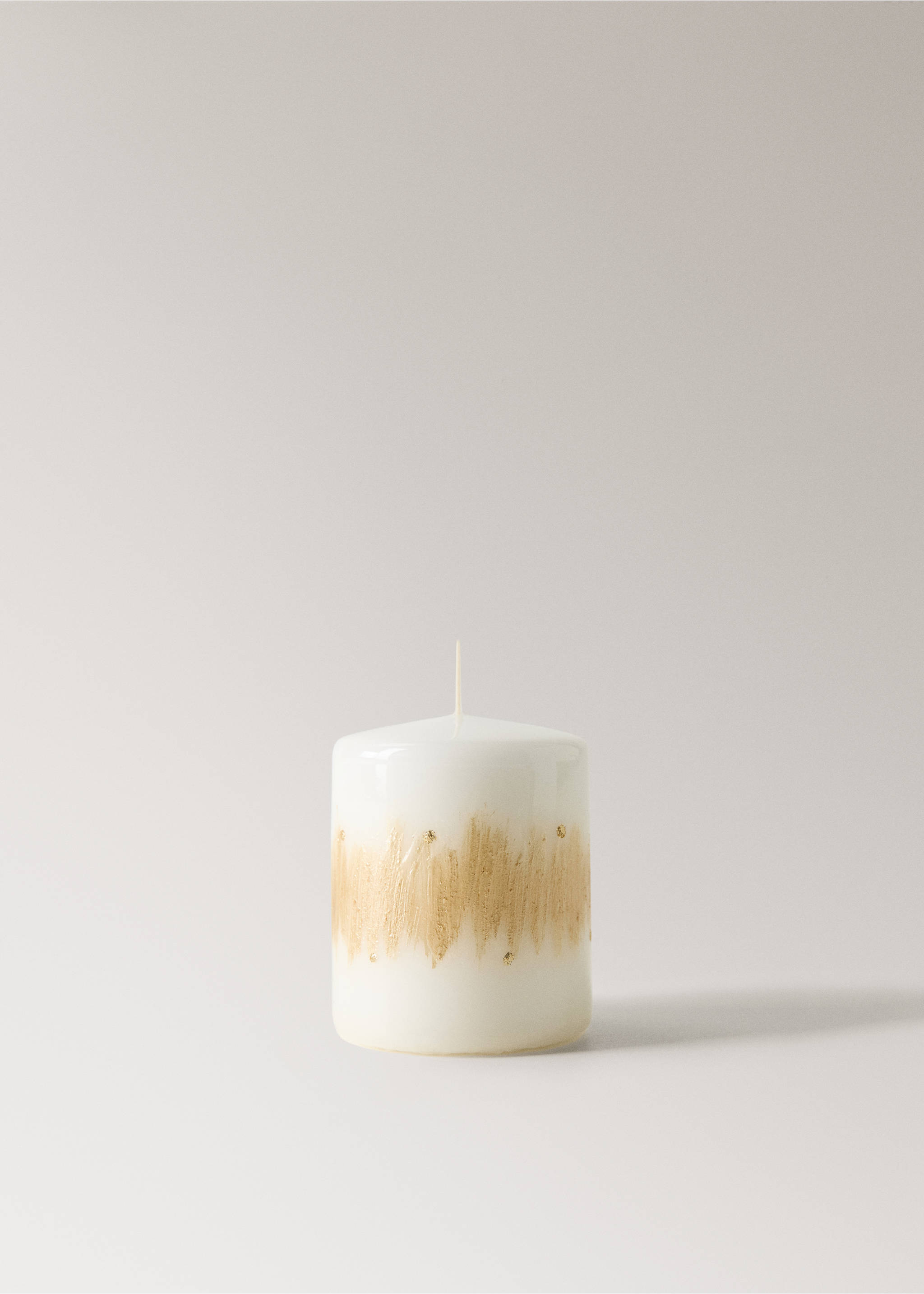 White cylindrical candle featuring a textured metallic gold band around the middle., Gold. Ref: 37037941-00.