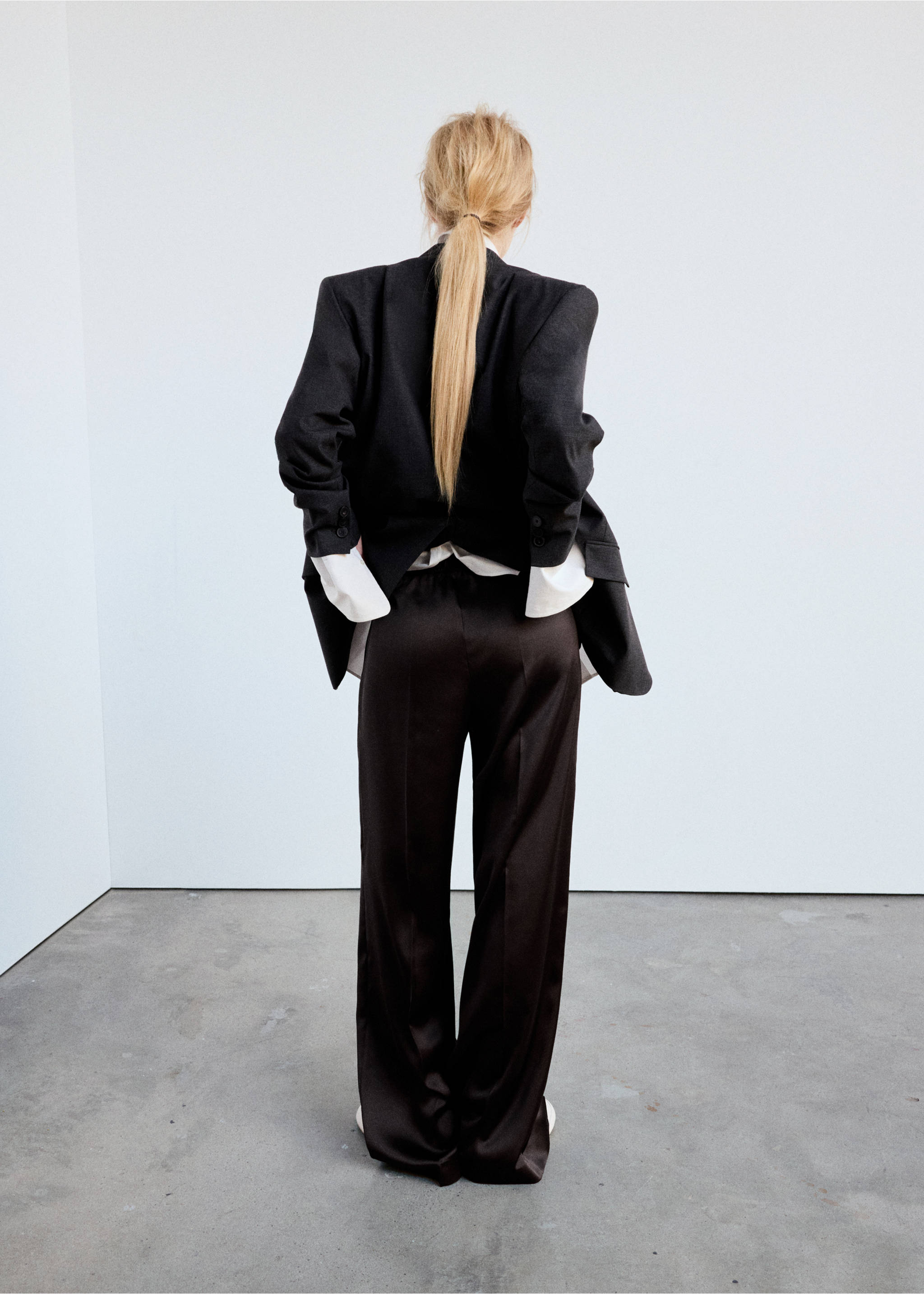 Pantalon droit satiné - Verso de l’article, Chocolat. Ref: 37037942-00.