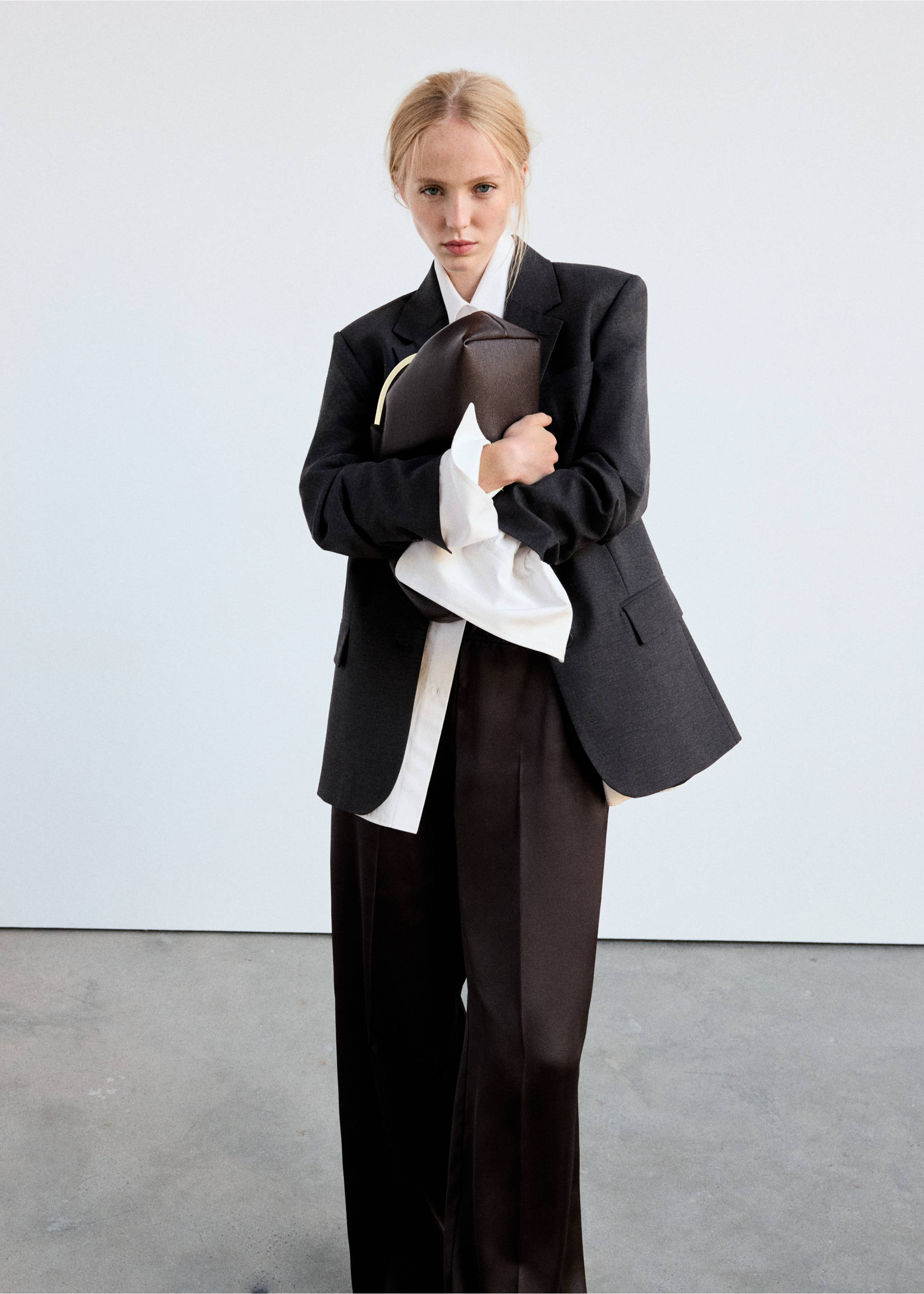 Pantalon droit satiné - Détail de l'article 1, Chocolat. Ref: 37037942-00.