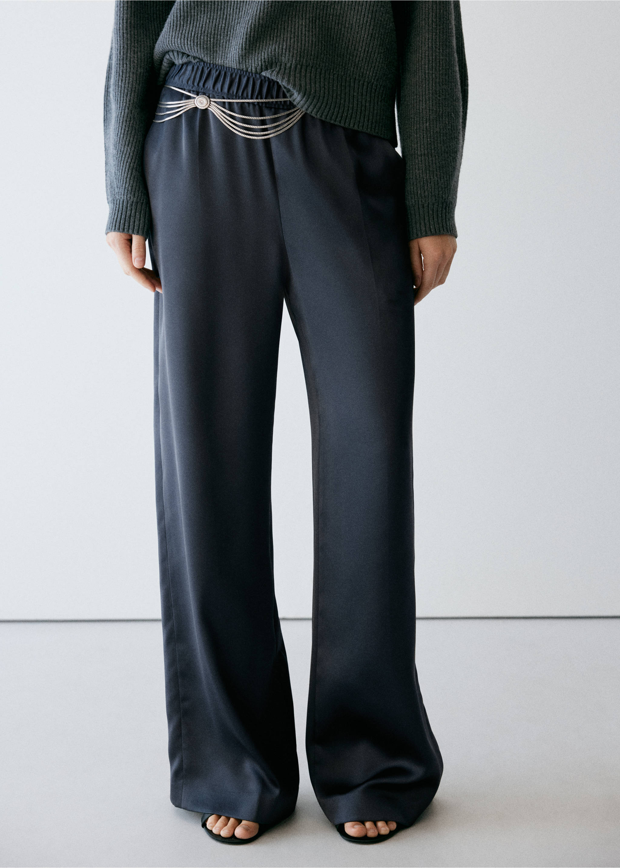 Pantalón ancho de satén en gris oscuro con cintura elástica y cinturón de cadena., Azul marino. Ref: 37037942-00.