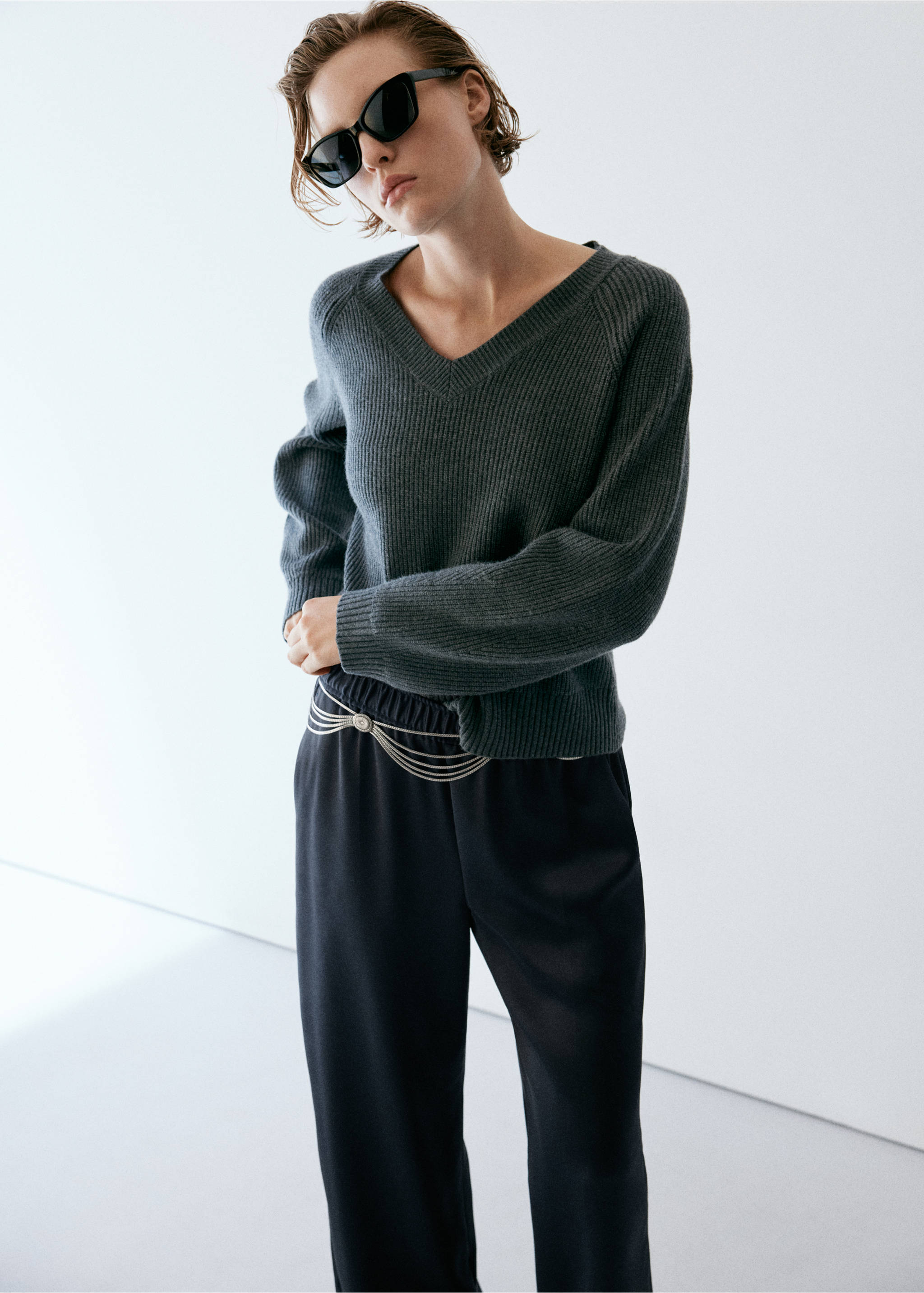 Pantalón oscuro con cintura elástica combinado con un jersey gris de pico., Azul marino. Ref: 37037942-00.