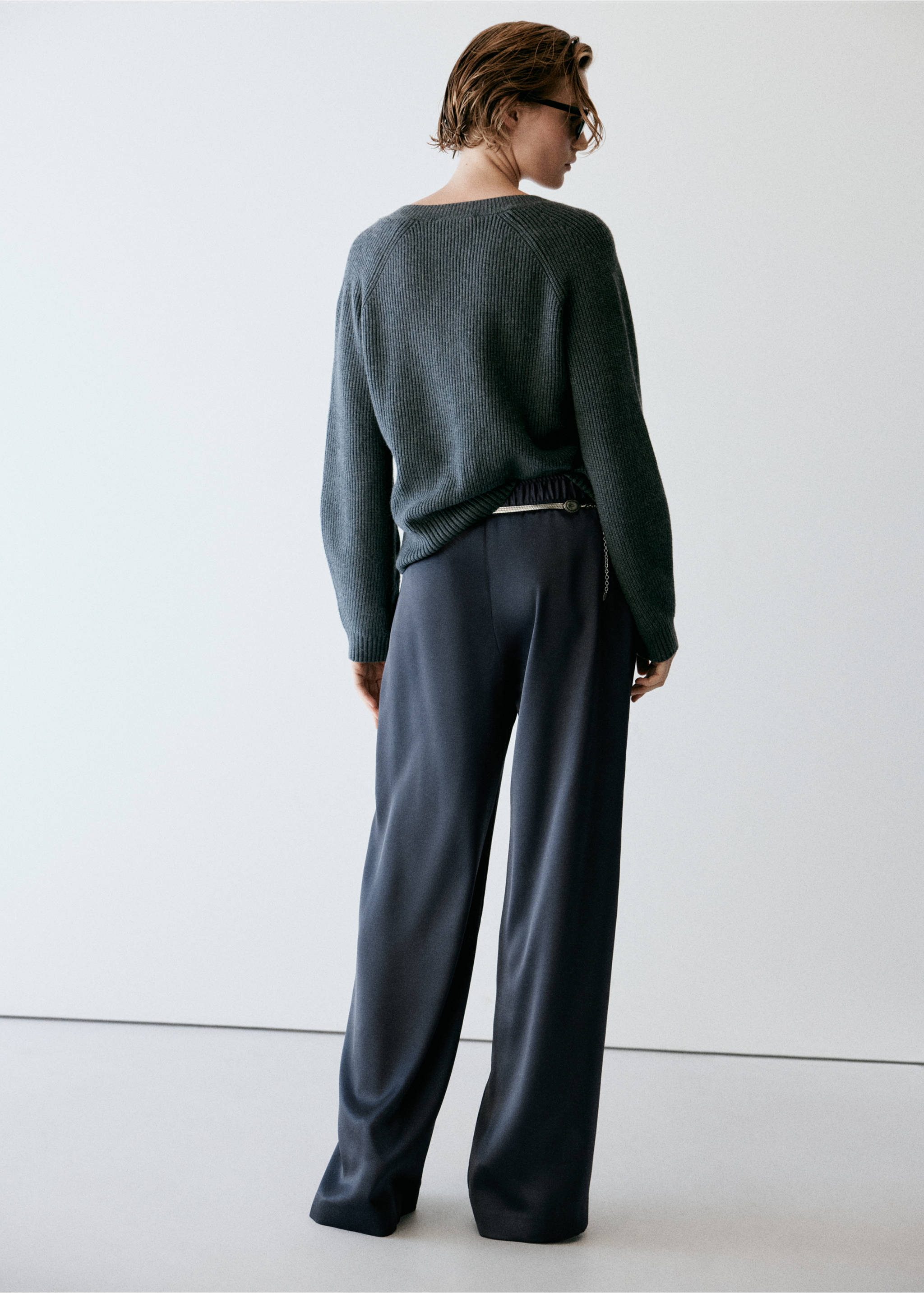 Pantalón gris oscuro de corte relaxed con cintura elástica, visto de espaldas., Azul marino. Ref: 37037942-00.