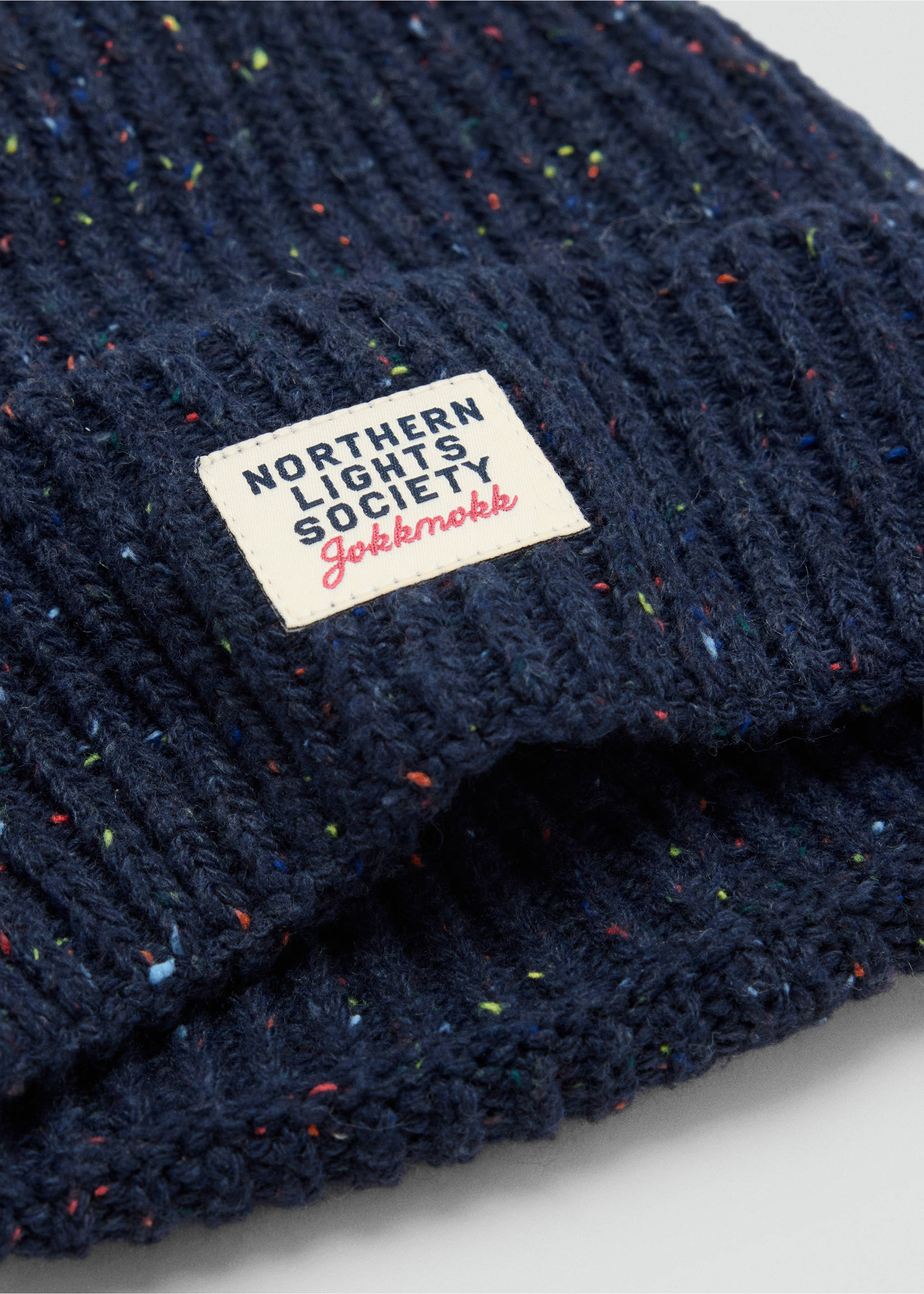 Dark blue flecked ribbed knit beanie with a branded patch., Navy. Ref: 37038265-00.
