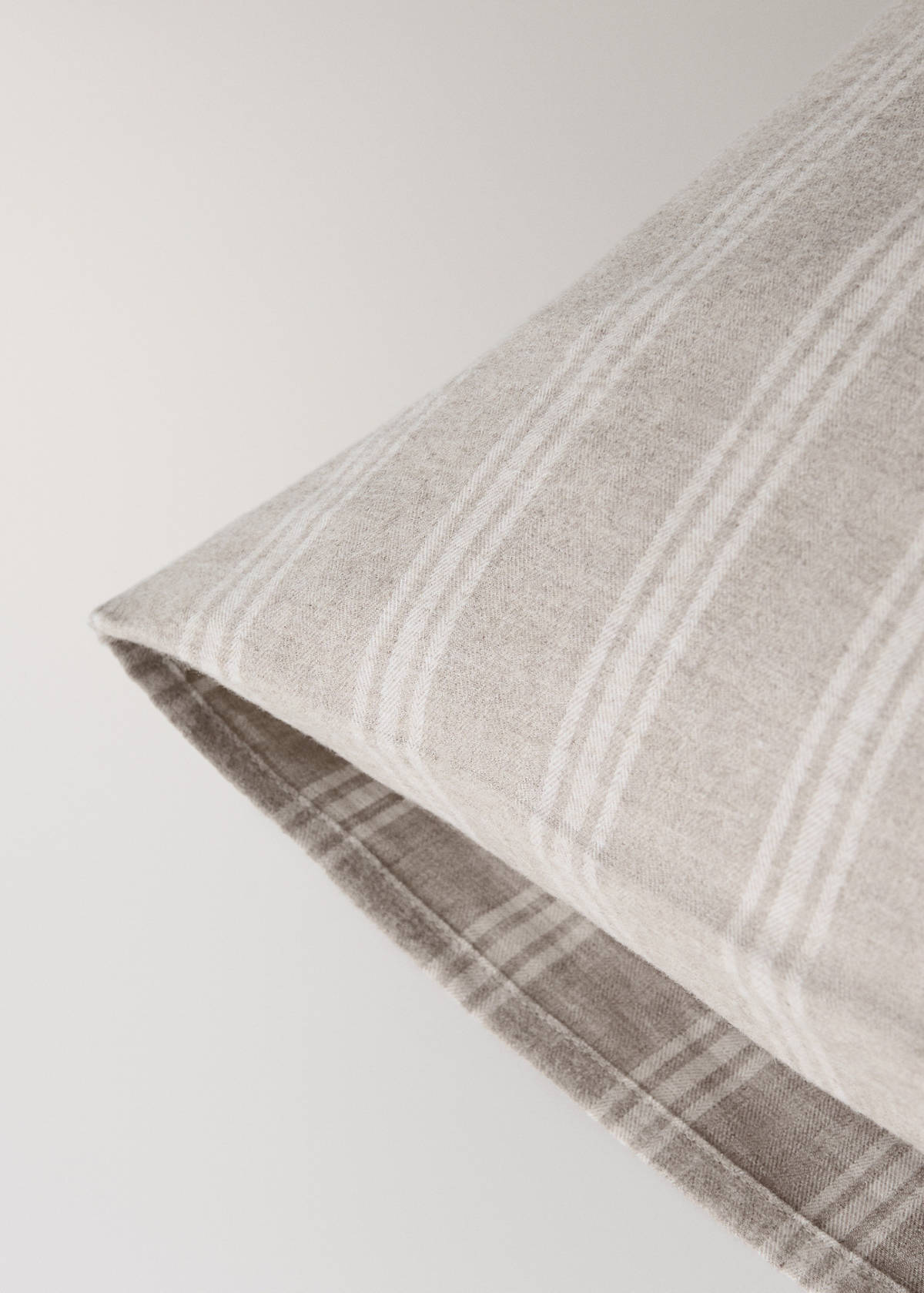 Two striped flannel pillowcases 50 x 75 cm — Beige