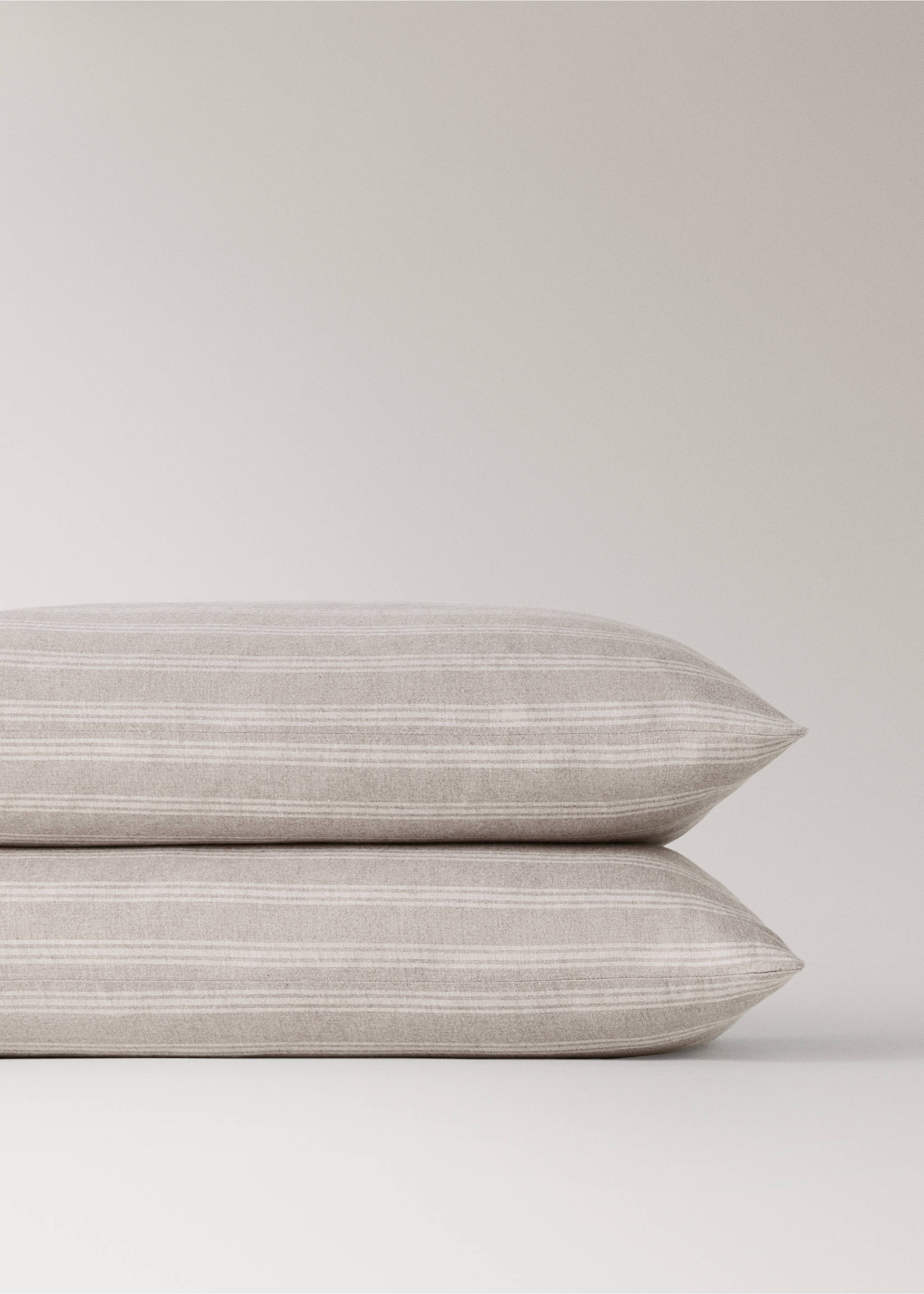 Striped pillowcase in greyish-beige with thin white horizontal stripes., Beige. Ref: 37038268-00.