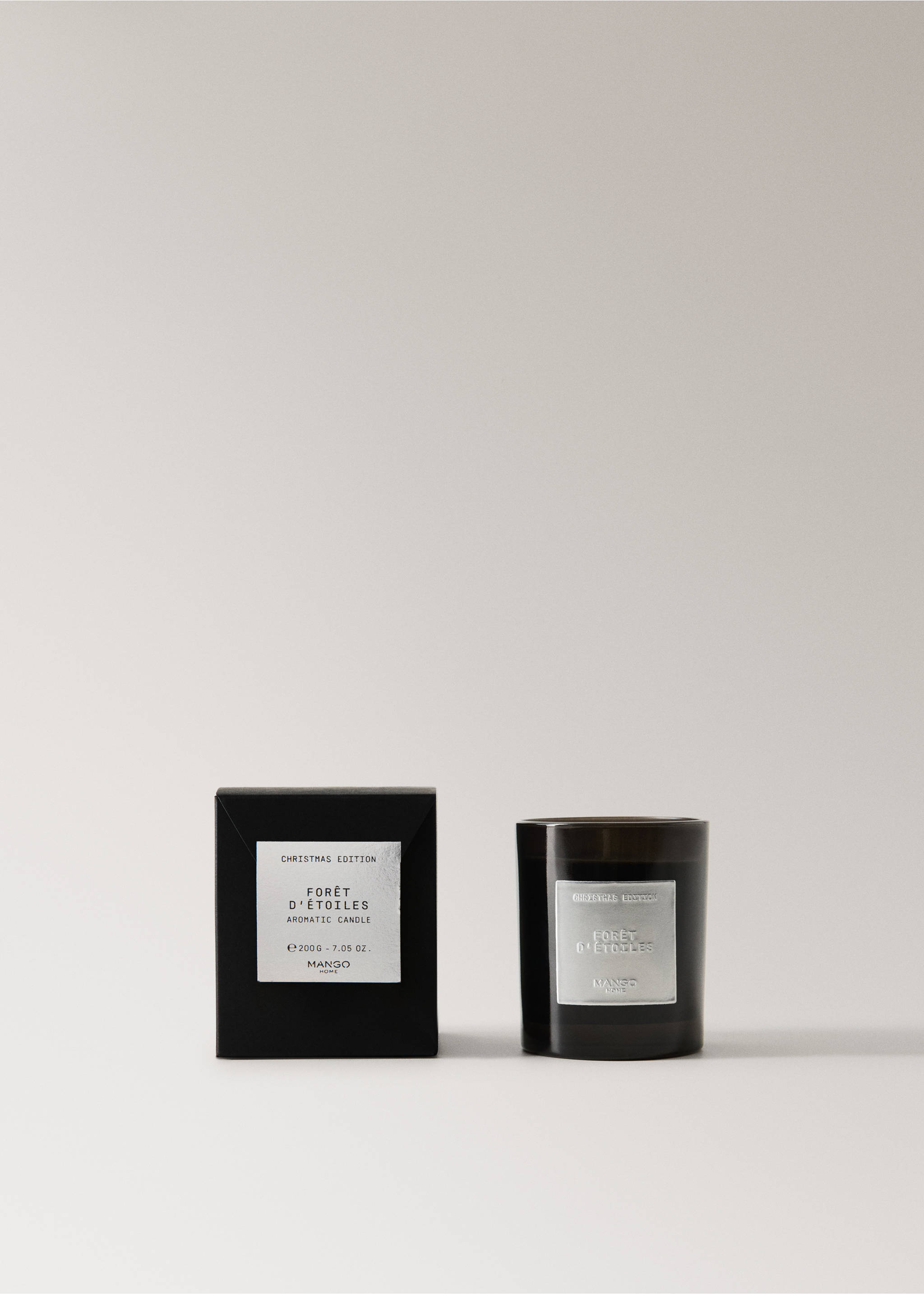 Scented candle in a dark glass jar with a matching black box and silver label., Silver. Ref: 37038279-00.