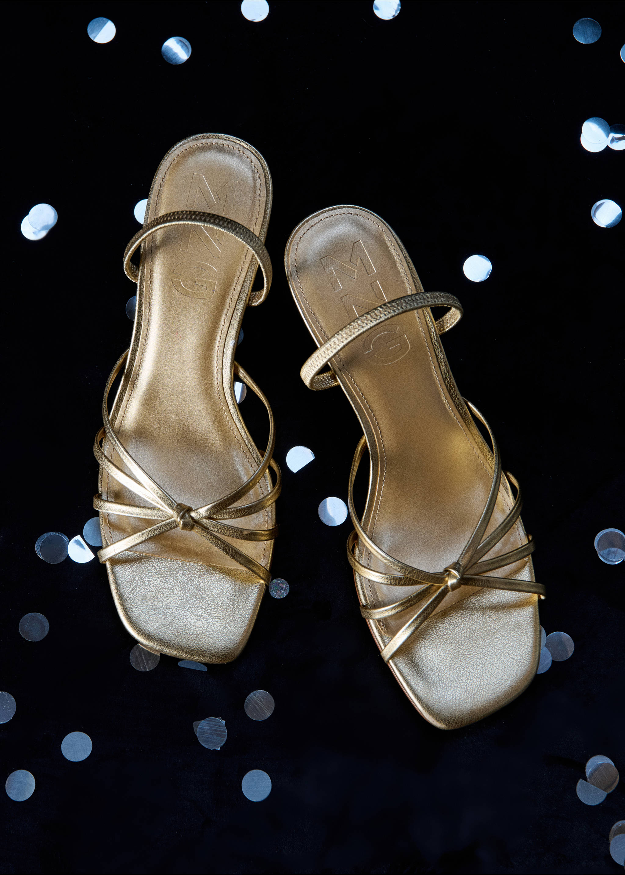 Sandalias de tacón en color oro metalizado con puntera cuadrada y tiras finas con nudo., Oro. Ref: 37038280-00.