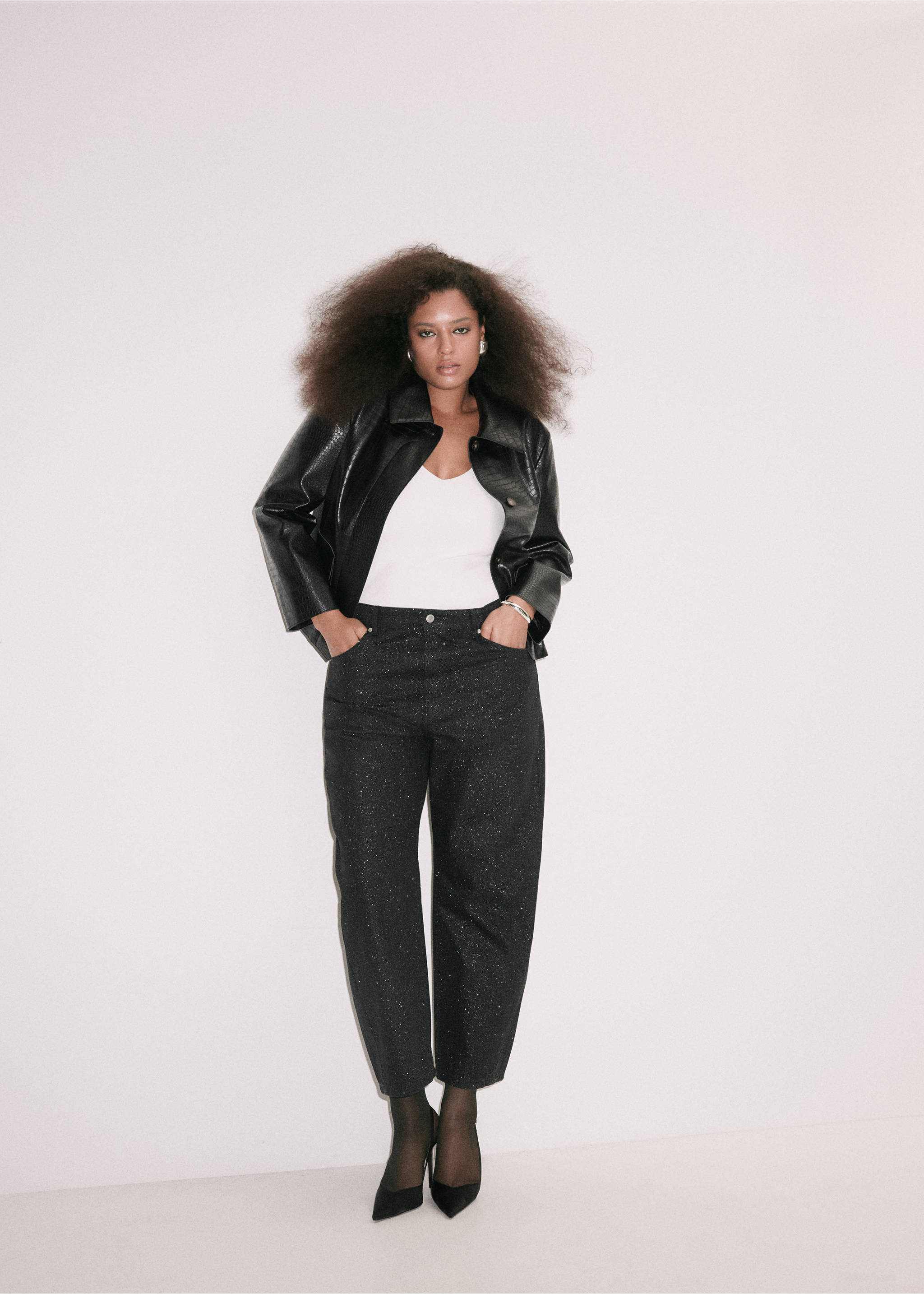 Glossy-finish balloon jeans - Details of the article 5, Black denim. Ref: 37038288-00.