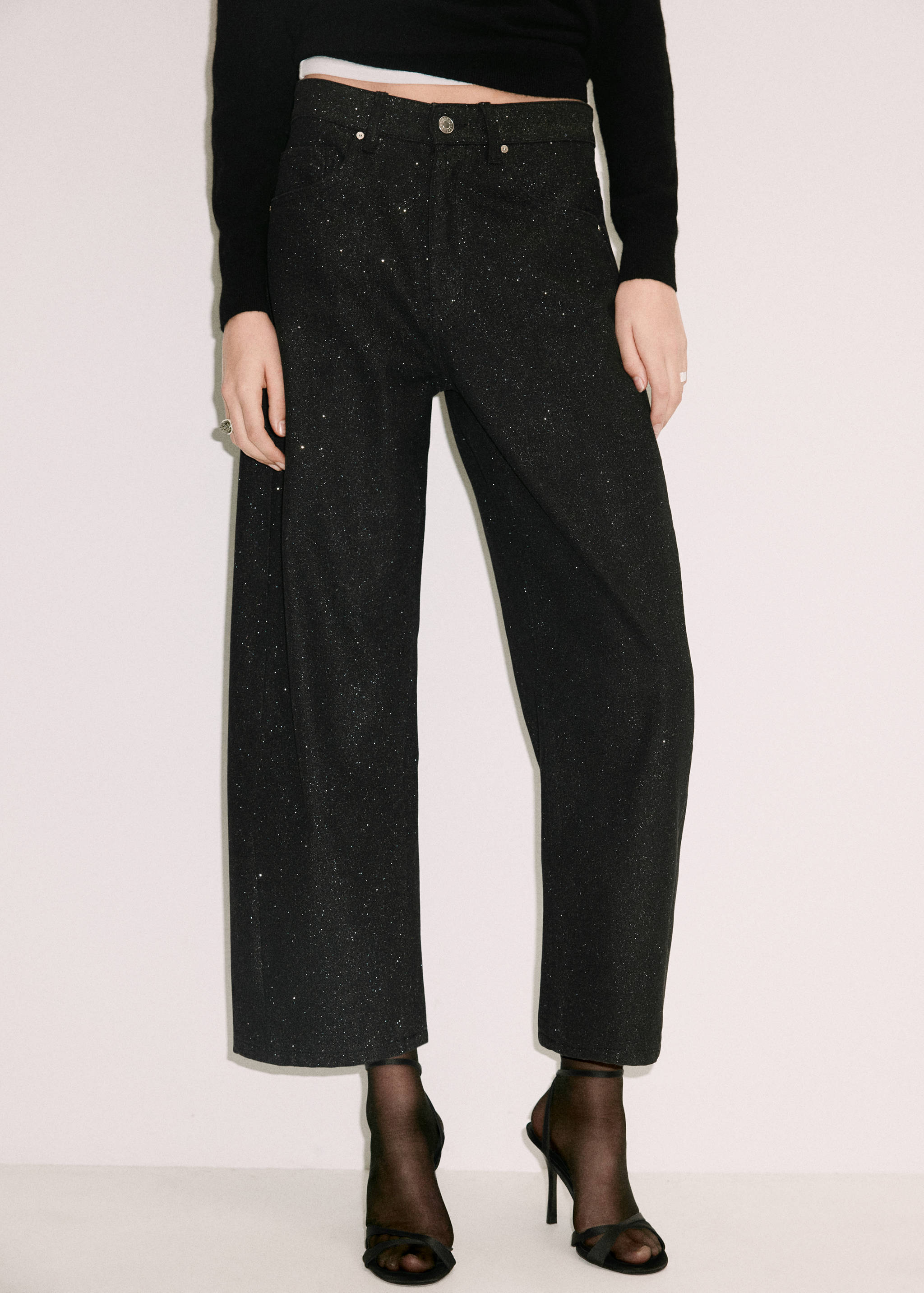 Pantalones vaqueros de tiro alto y pernera recta en gris oscuro con brillo.