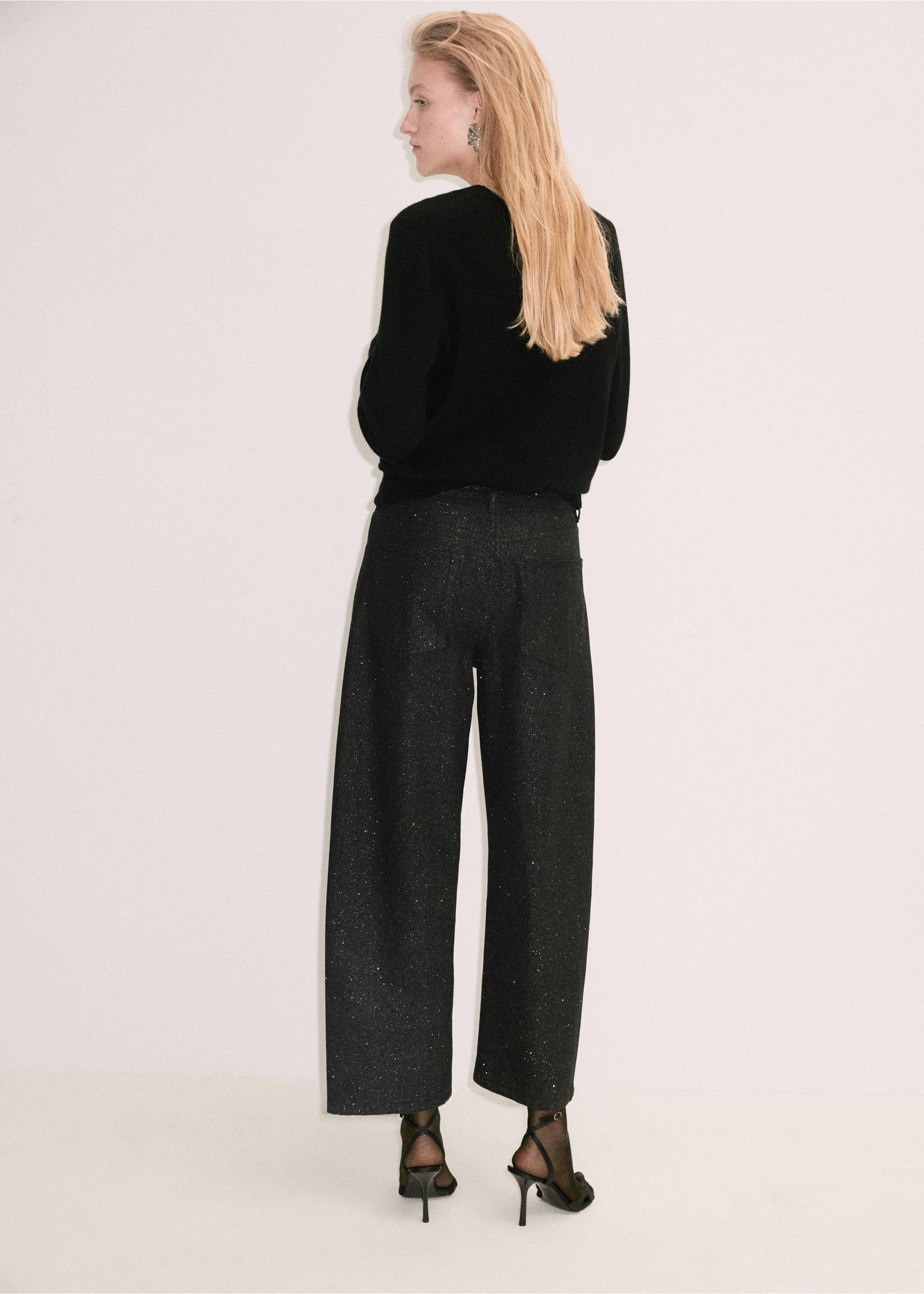 Vista trasera de unos pantalones anchos de tiro alto metalizados oscuros., Denim negro. Ref: 37038288-01.