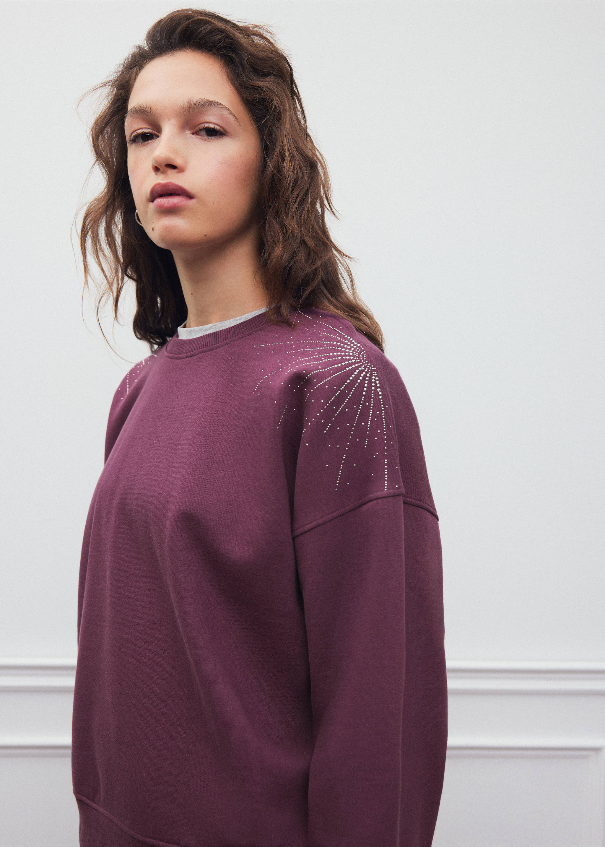 Sweatshirt with rhinestone detail - Details of the article 1, Wine. Ref: 37038635-00.