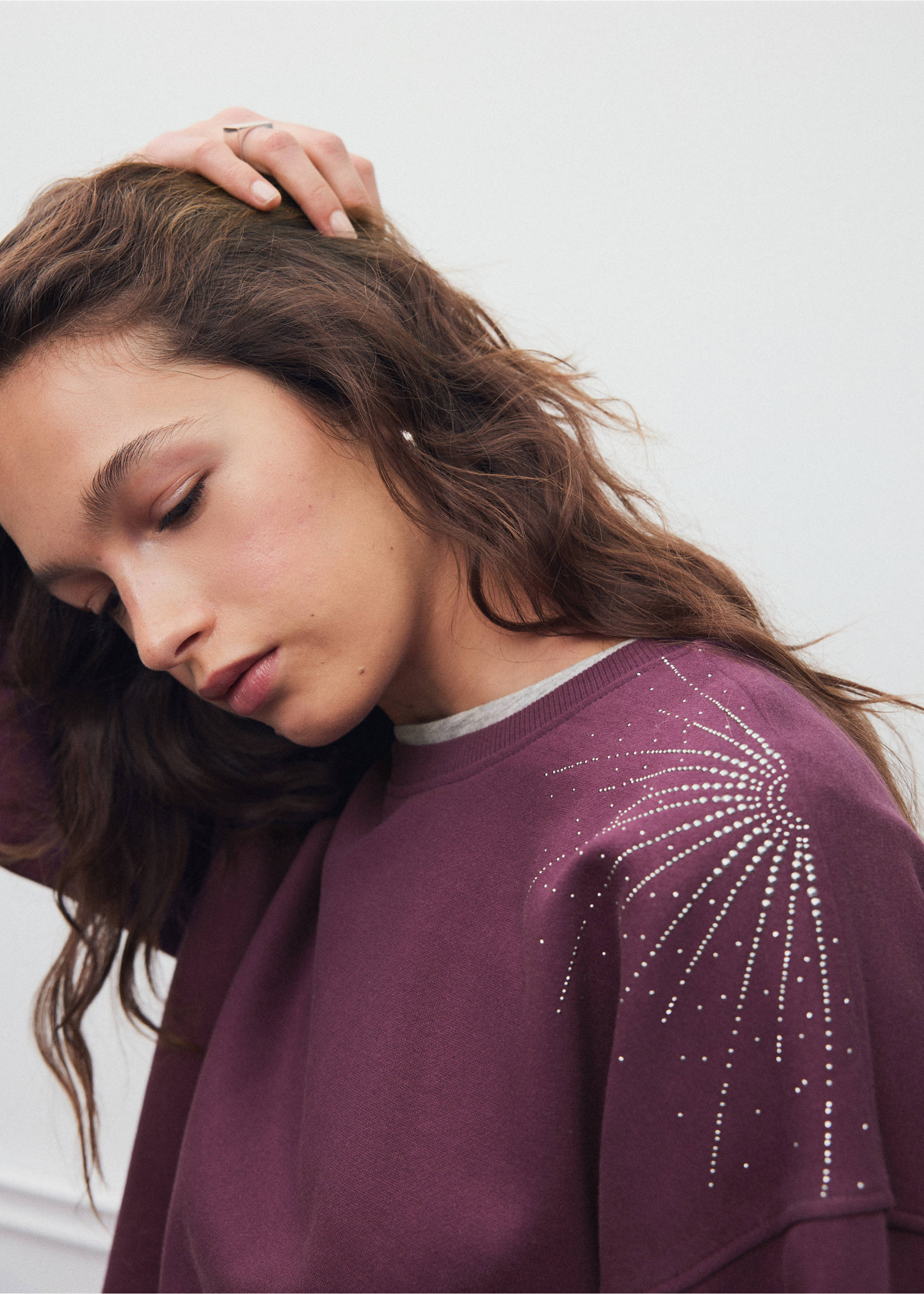 Sweatshirt with rhinestone detail - Details of the article 3, Wine. Ref: 37038635-00.