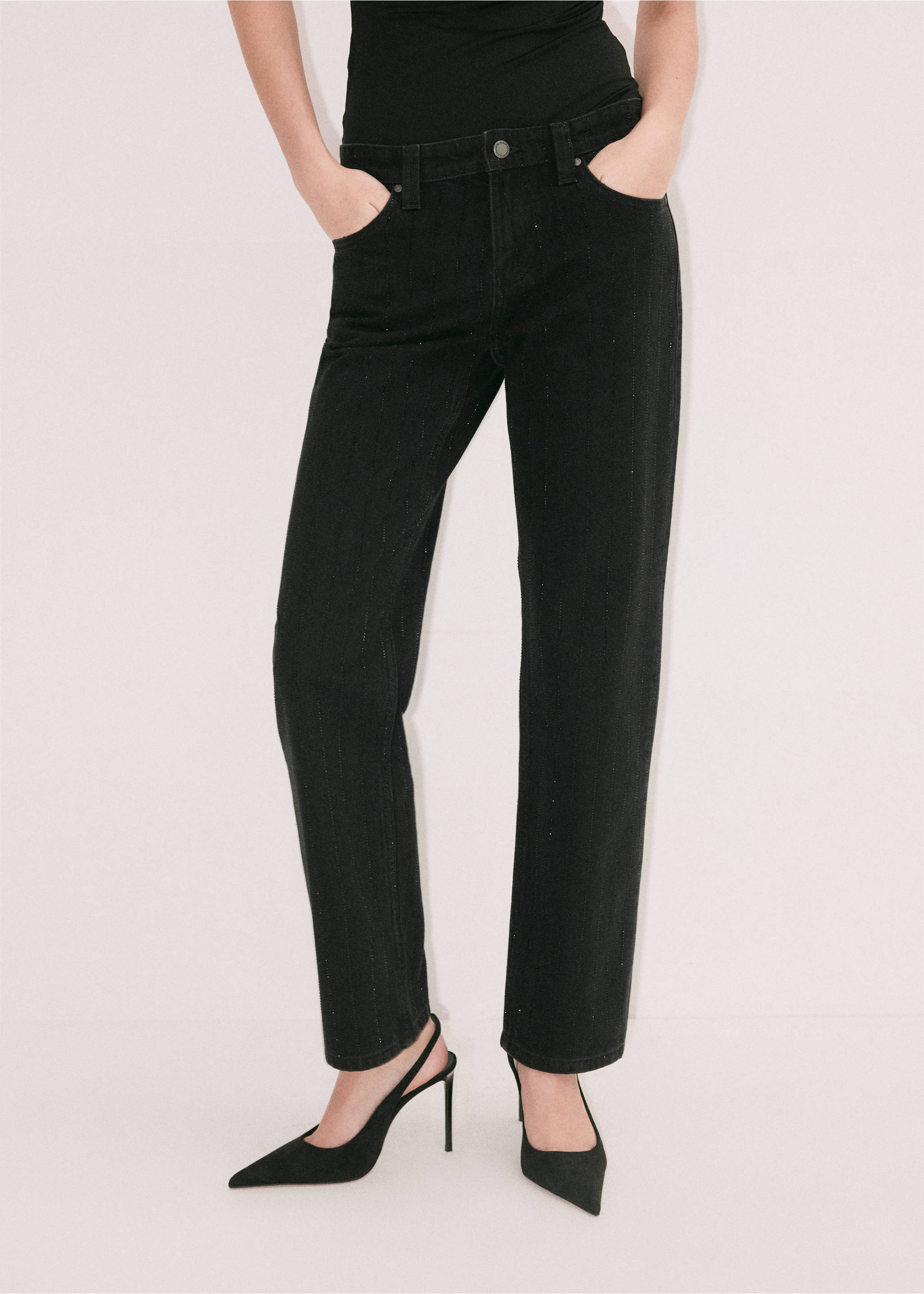 Pantalones vaqueros rectos negros con pedrería combinados con top negro y tacones., Denim negro. Ref: 37039116-00.