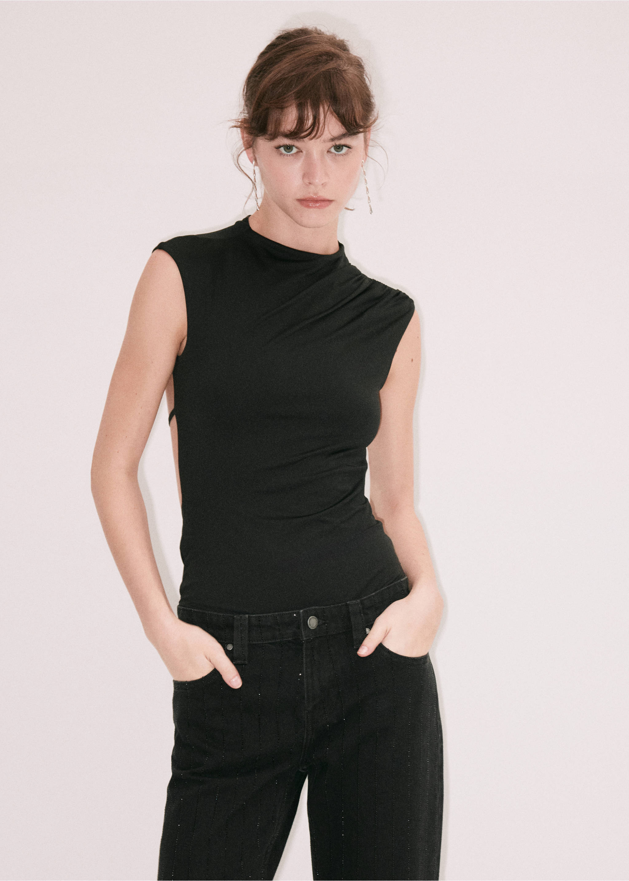Top negro sin mangas de cuello alto combinado con vaqueros negros., Denim negro. Ref: 37039116-00.