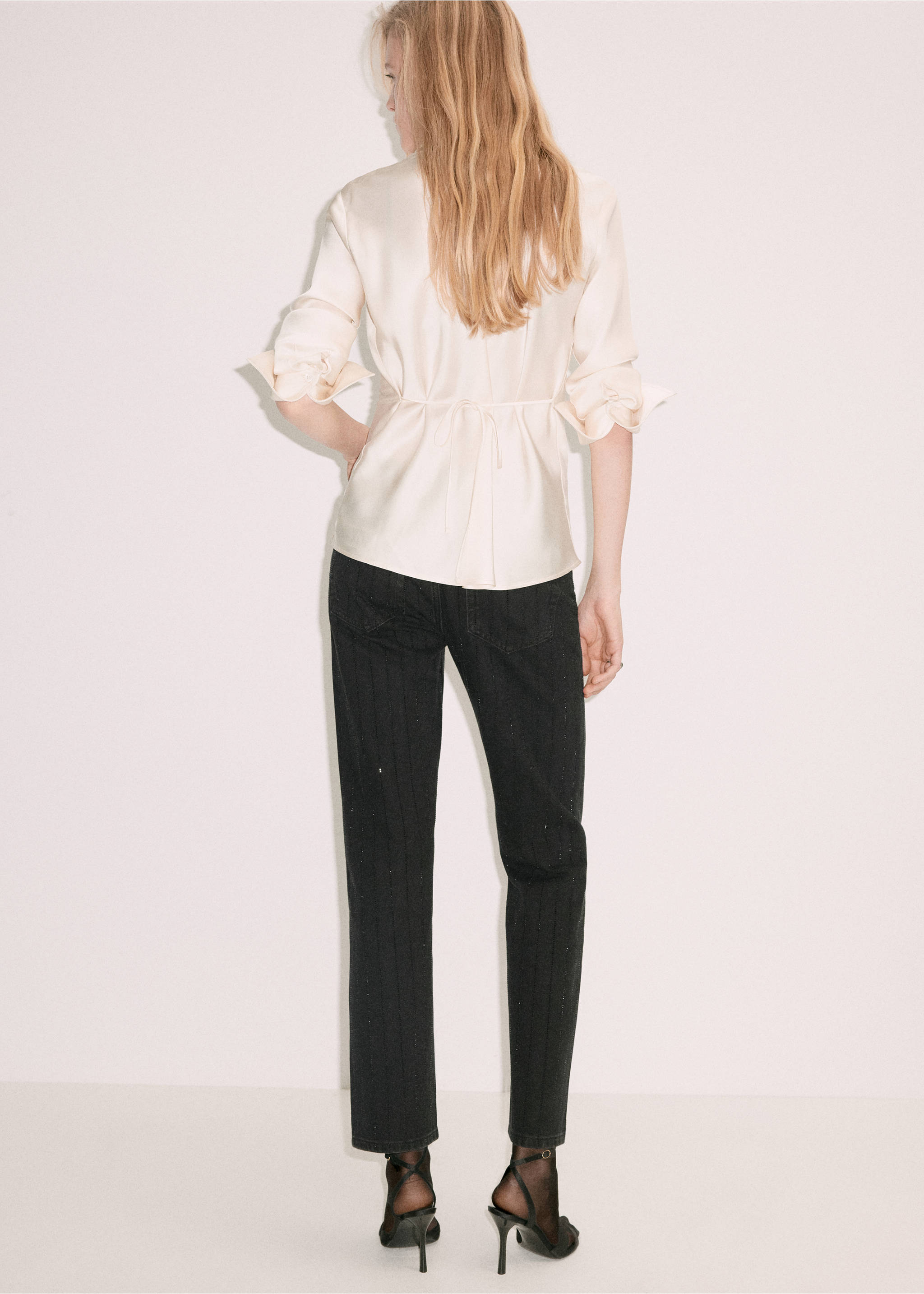 Black jeans seen from the back, worn with a light satin blouse., Black denim. Ref: 37039116-01.