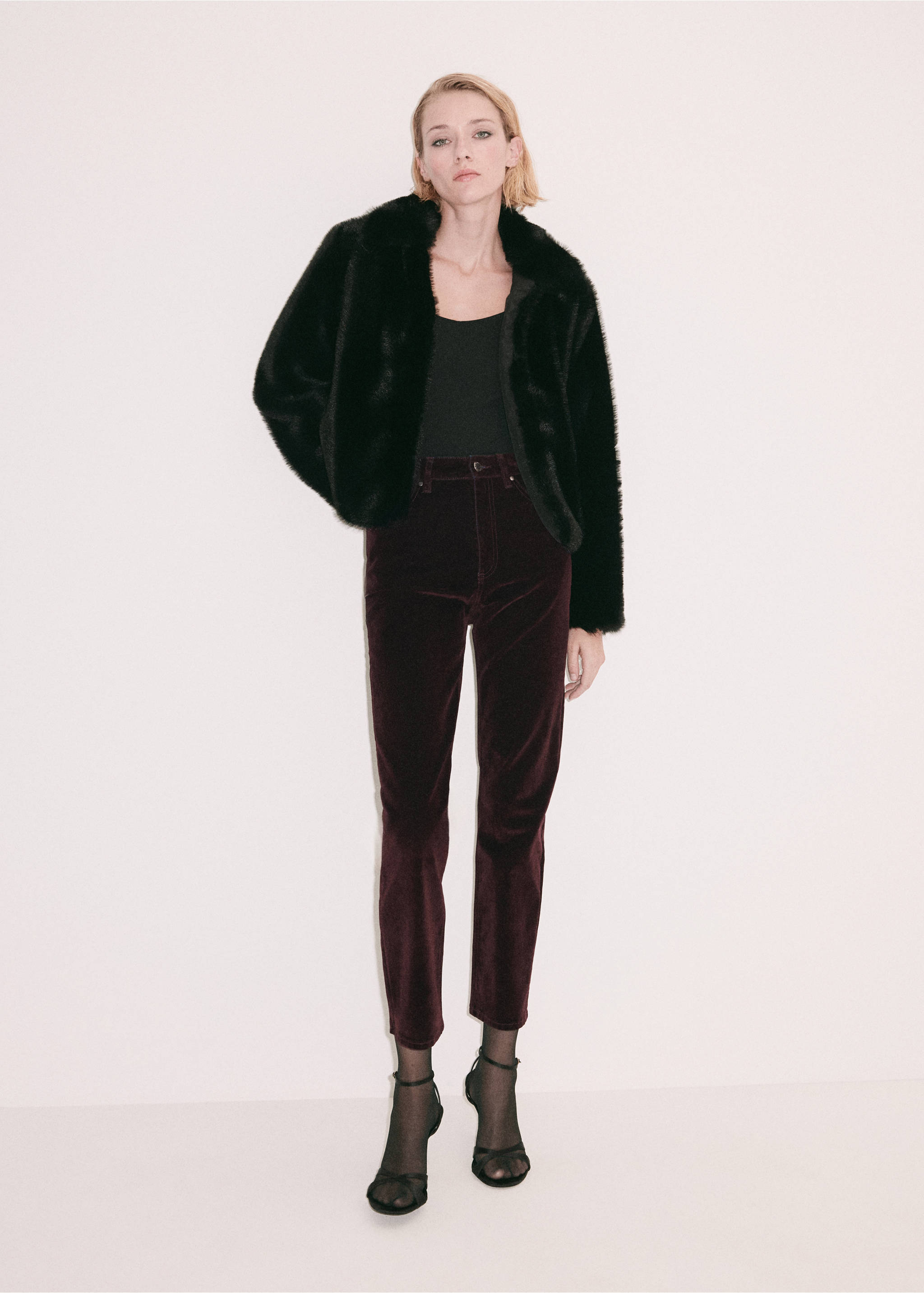 Pantalones rectos de terciopelo en color burdeos combinados con un top negro y una chaqueta de efecto pelo., Vino. Ref: 37039118-00.