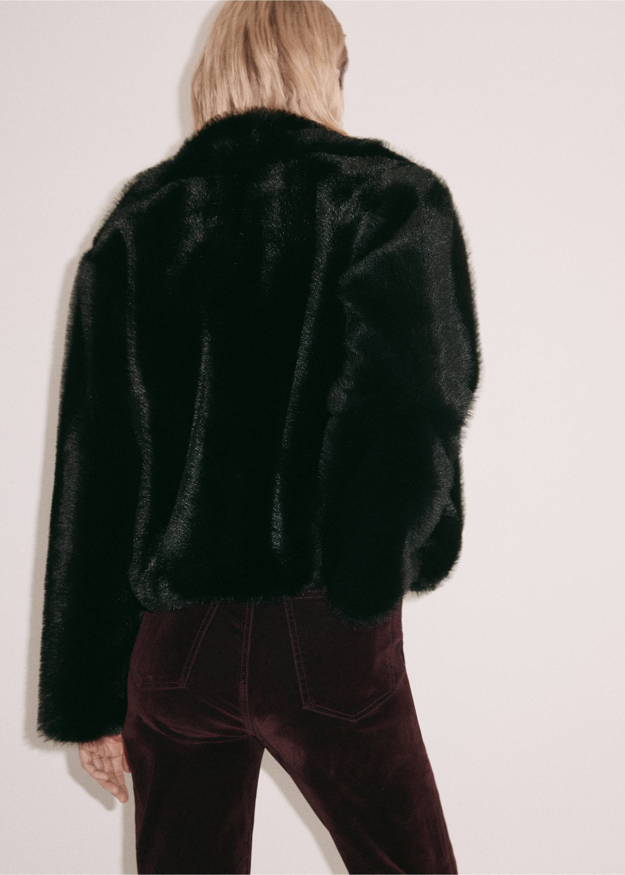 Vista trasera de una chaqueta efecto pelo negra con manga larga., Vino. Ref: 37039118-00.