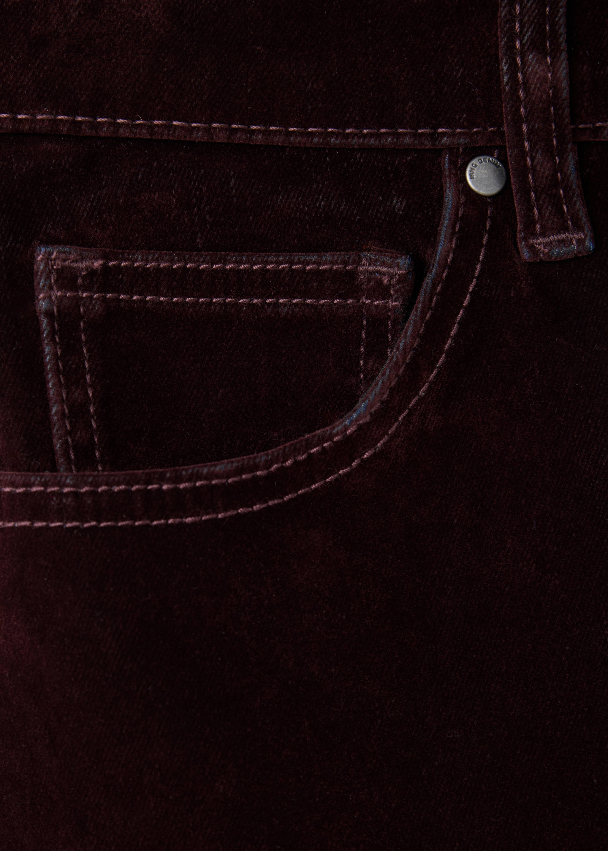 Detalle del bolsillo de los pantalones de terciopelo en burdeos