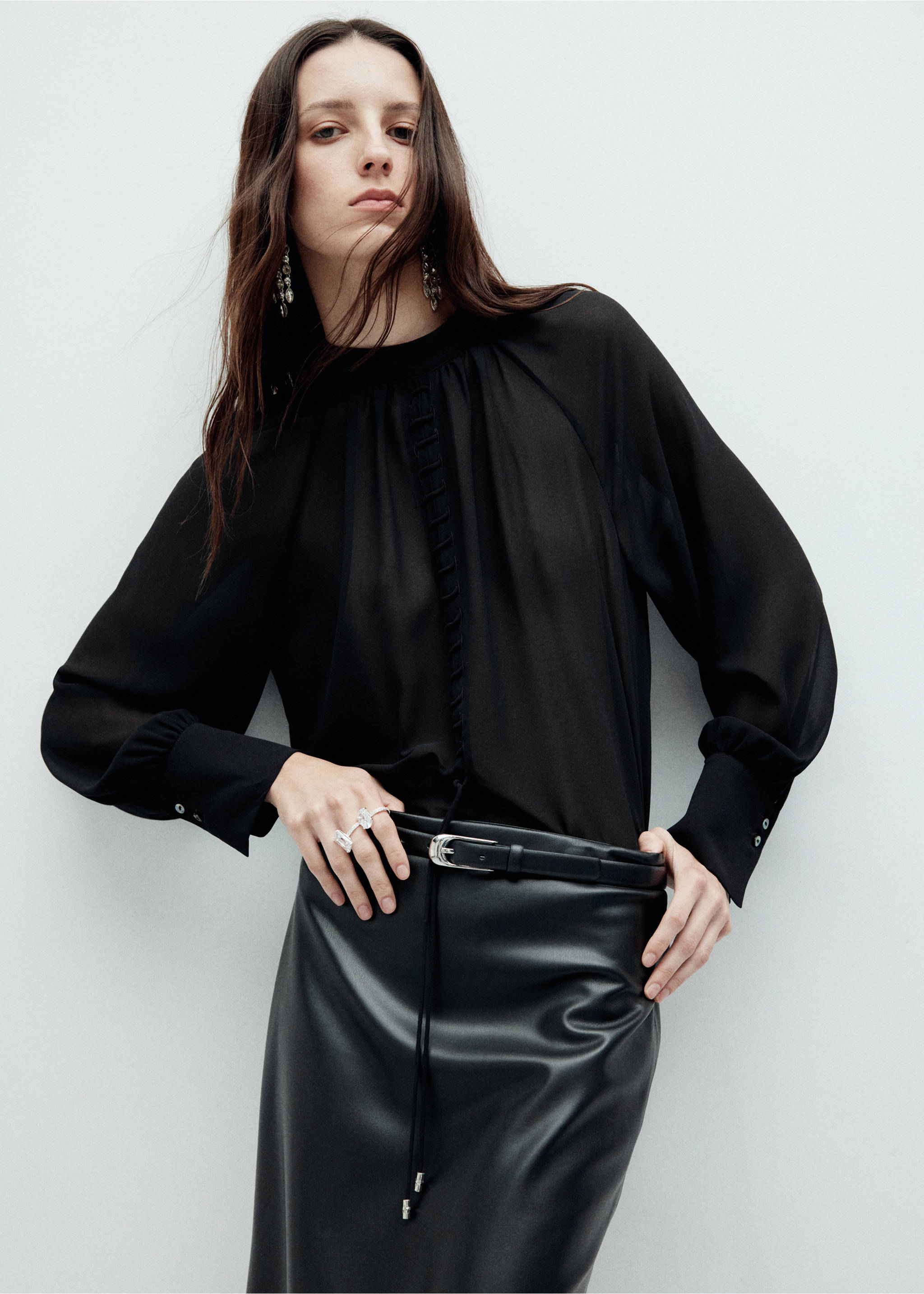 Blusa negra de manga larga con cuello alto, mangas raglán y botonadura delantera., Negro. Ref: 37039120-00.