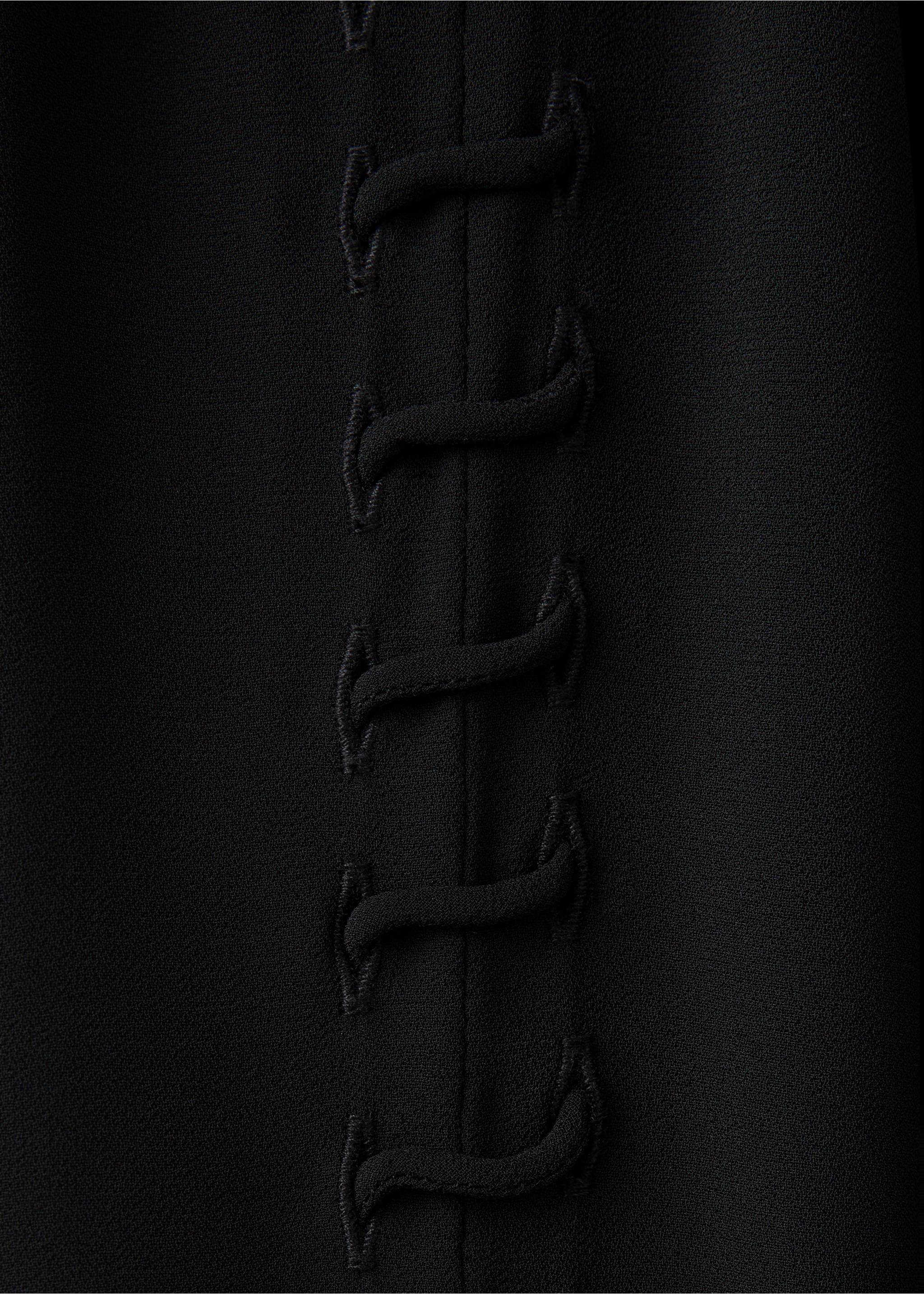 Detalle de la blusa negra con costura vertical y cordones de presilla., Negro. Ref: 37039120-00.