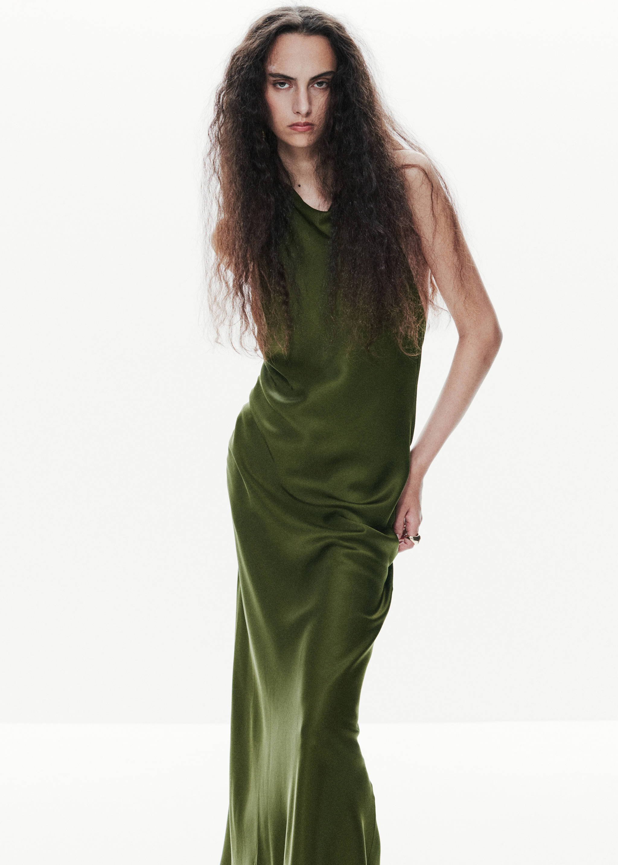 Vestido largo de satén en color verde oliva con diseño sin mangas y cuello redondo.