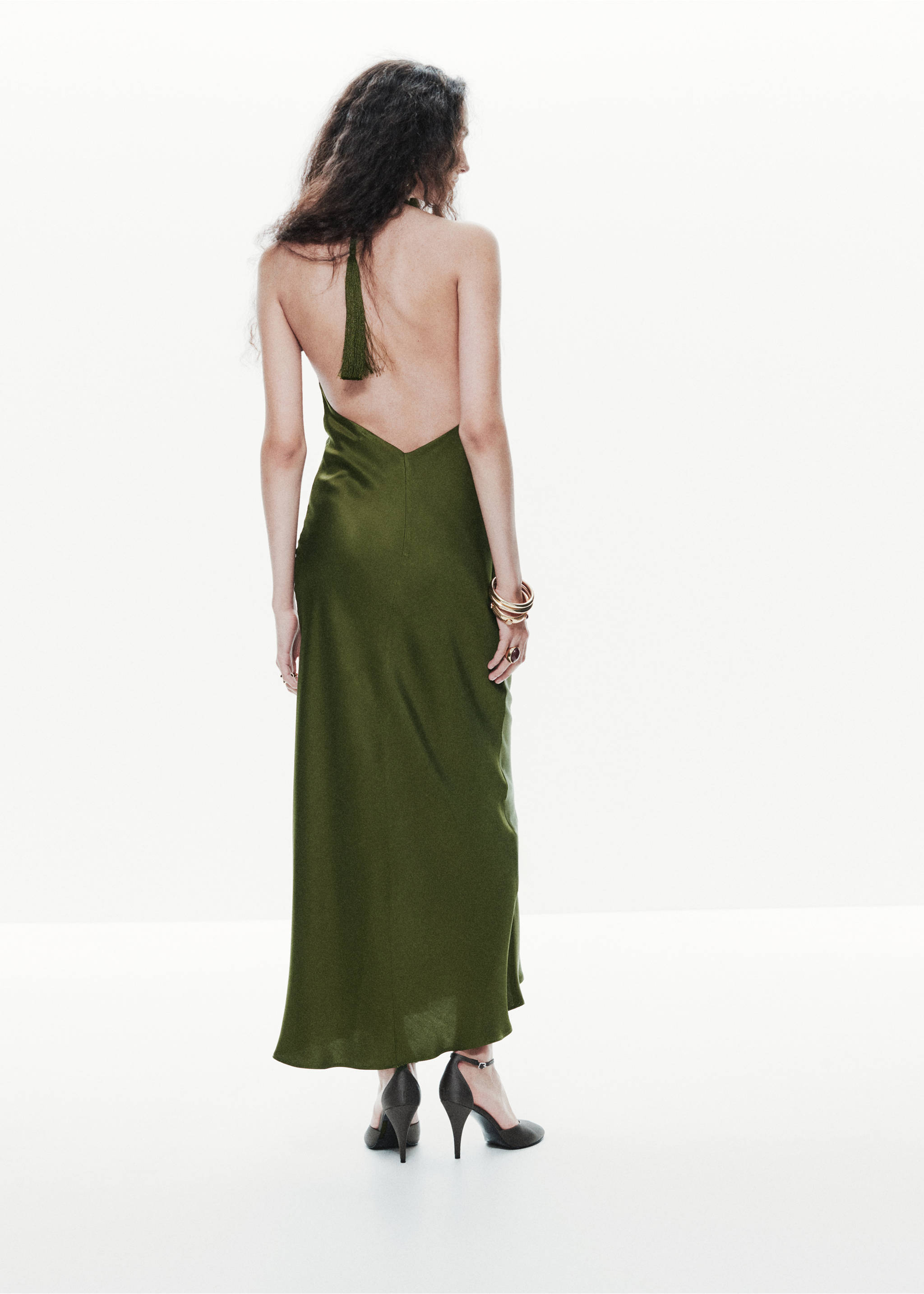 Vestido midi verde oliva destapado en la espalda con cuello halter y detalle de borlas, vista posterior., Verde. Ref: 37039122-00.