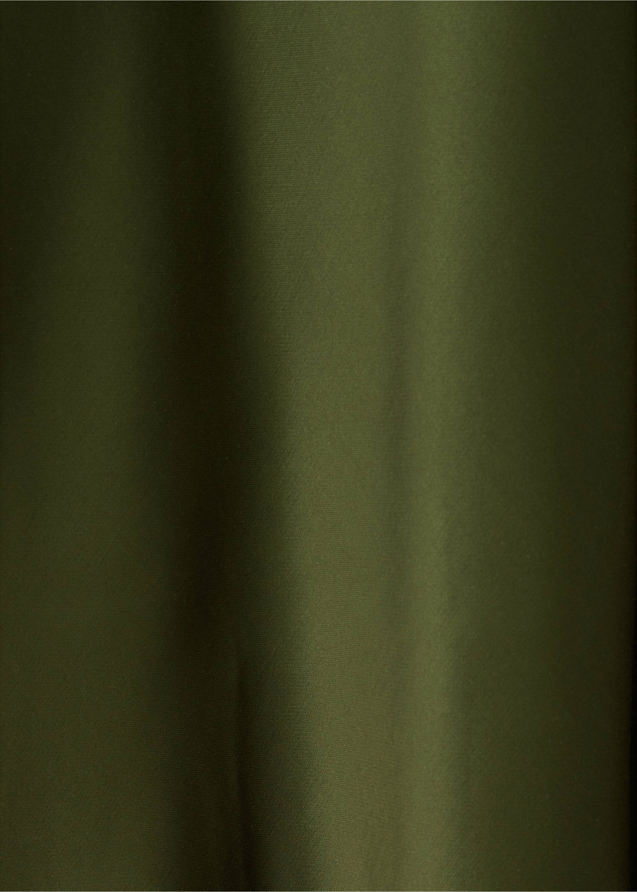 Detalle del tejido del vestido en verde caqui oscuro., Verde. Ref: 37039122-00.