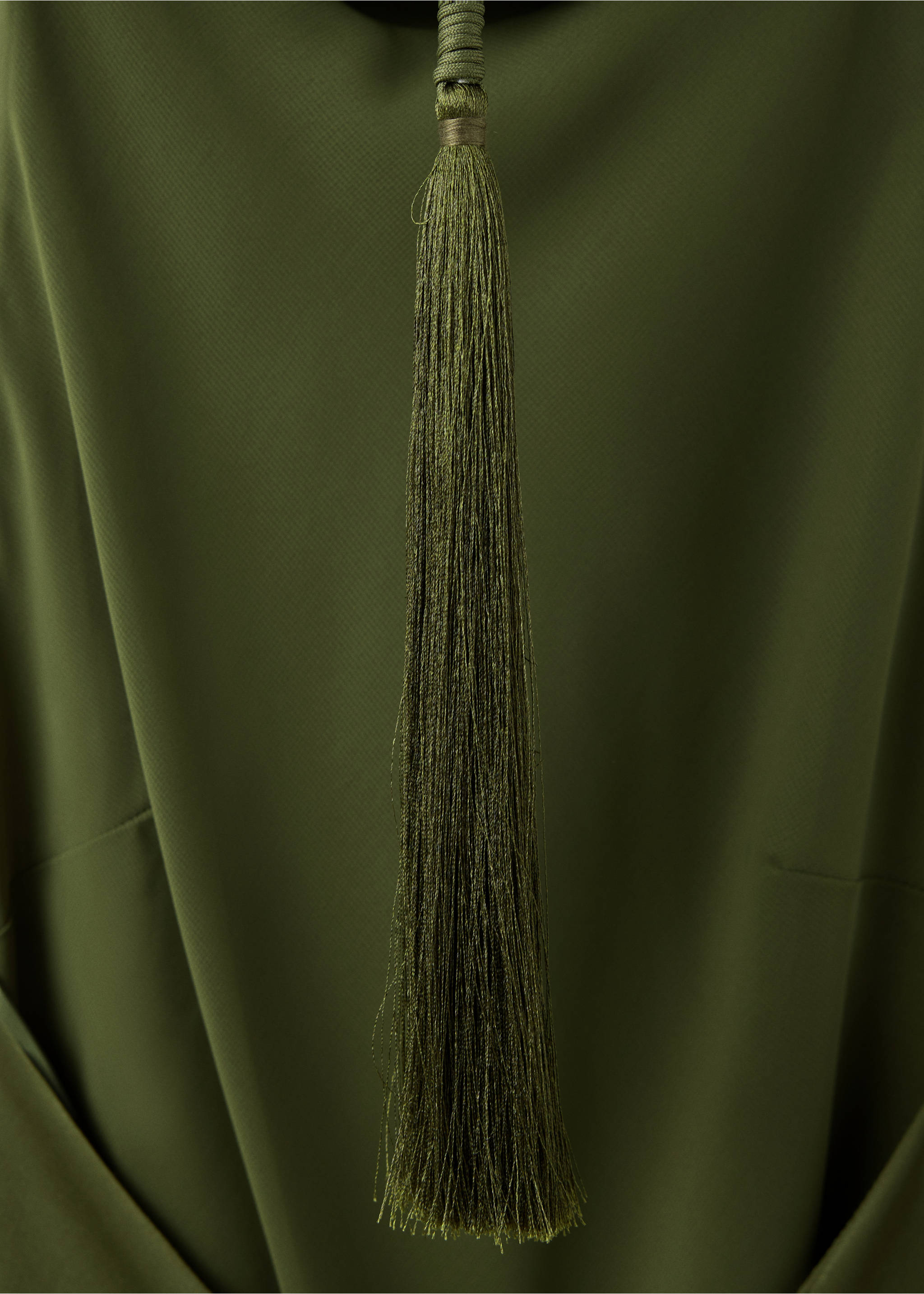 Detalle del tejido de vestido verde oliva con borla decorativa., Verde. Ref: 37039122-00.