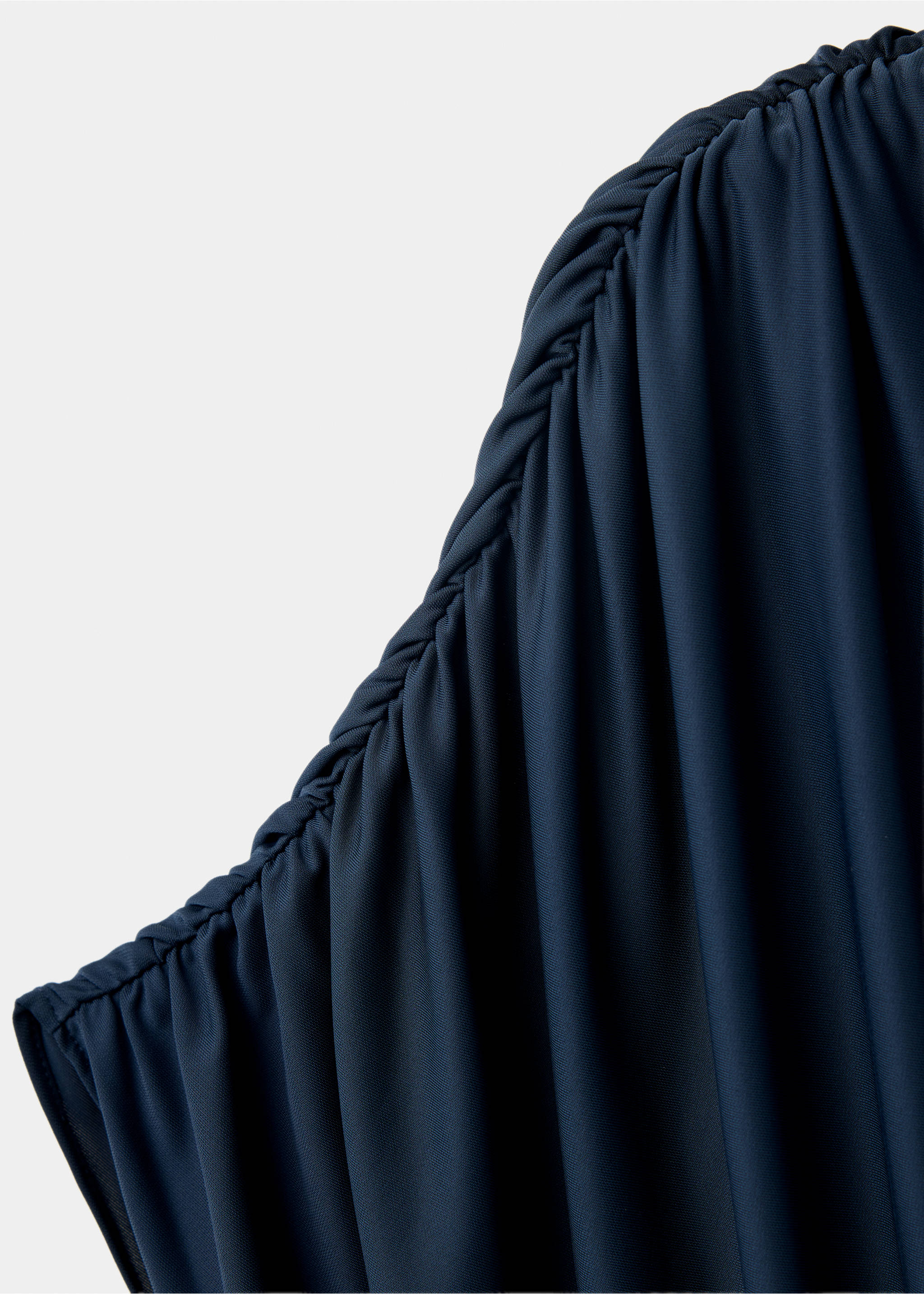 Detalle de un vestido azul oscuro que muestra un tirante trenzado., Azul marino oscuro. Ref: 37039132-00.