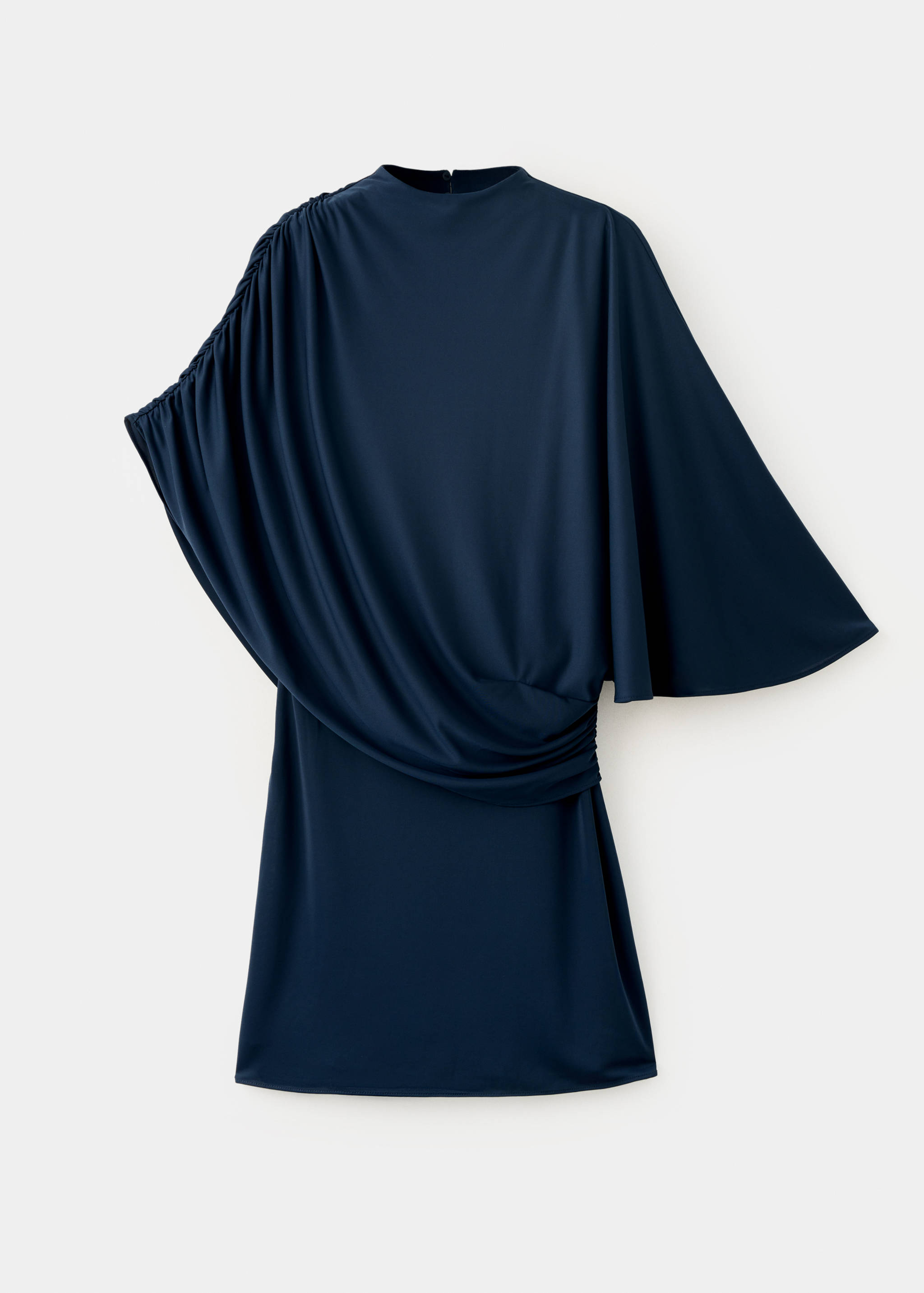 Vestido azul marino oscuro con cuerpo drapeado y hombro fruncido.