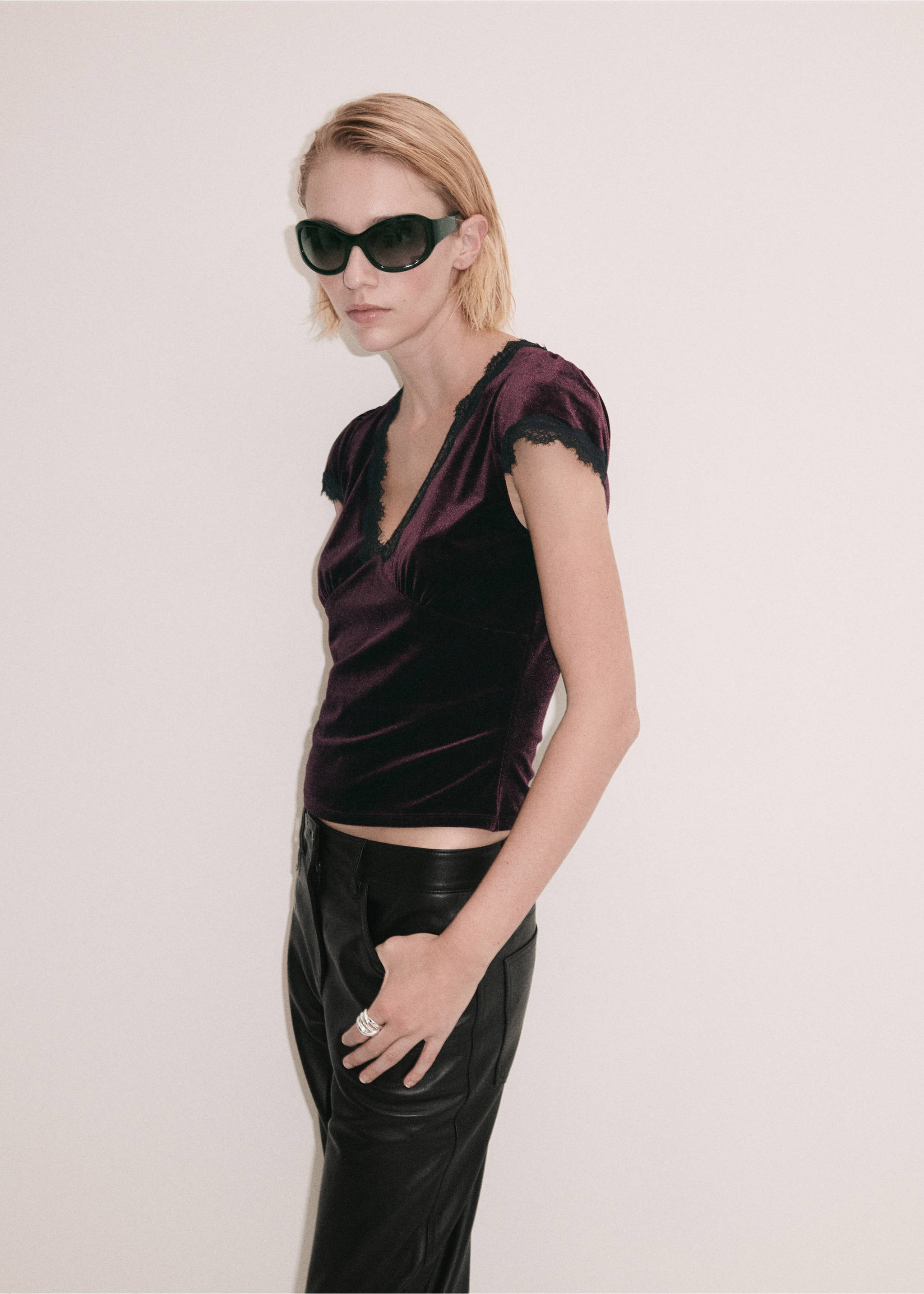 Plum velvet V-neck top with short sleeves and black lace trim., Burgundy. Ref: 37039133-00.
