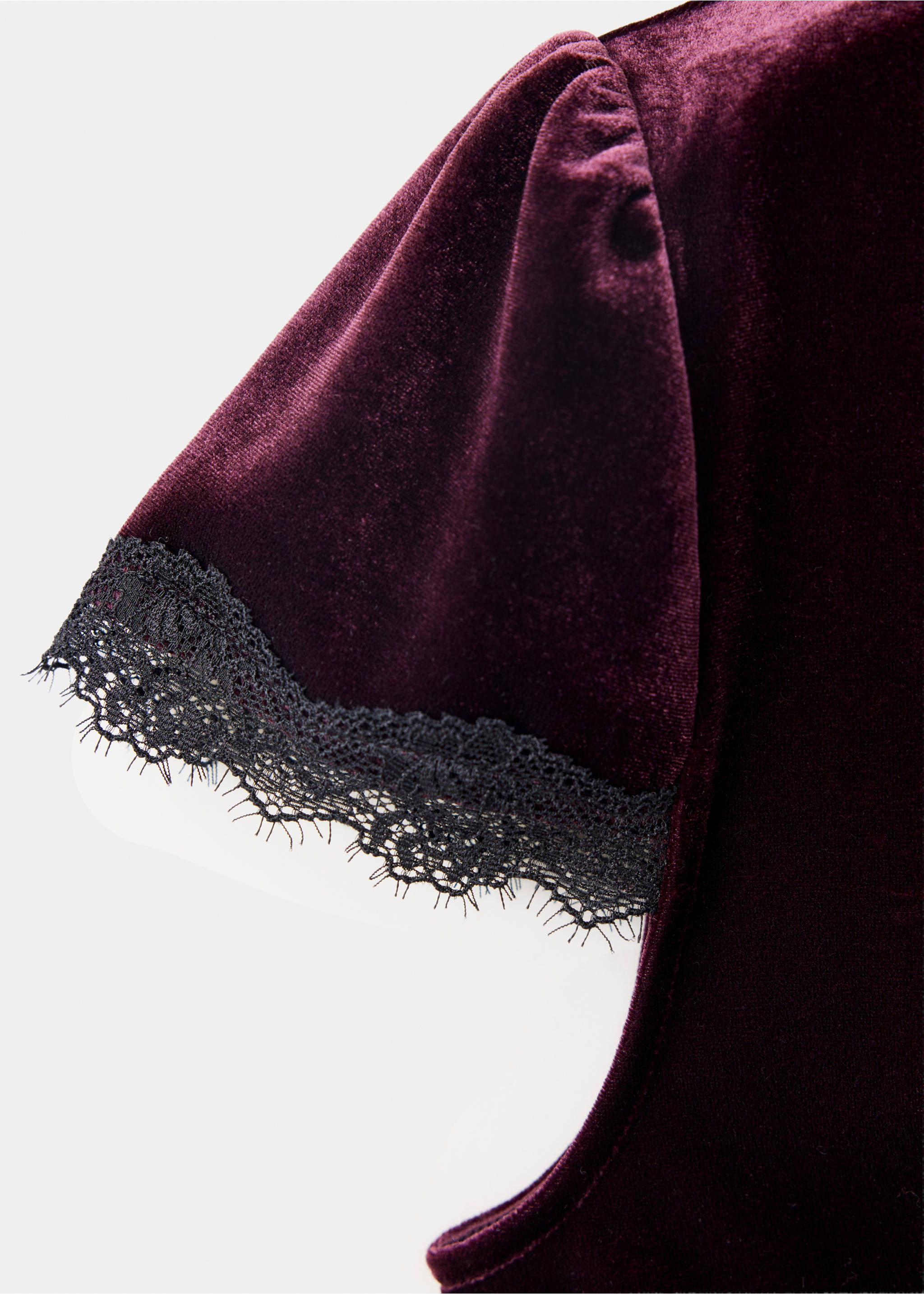 Burgundy velvet top detail featuring a short sleeve with black lace., Burgundy. Ref: 37039133-00.
