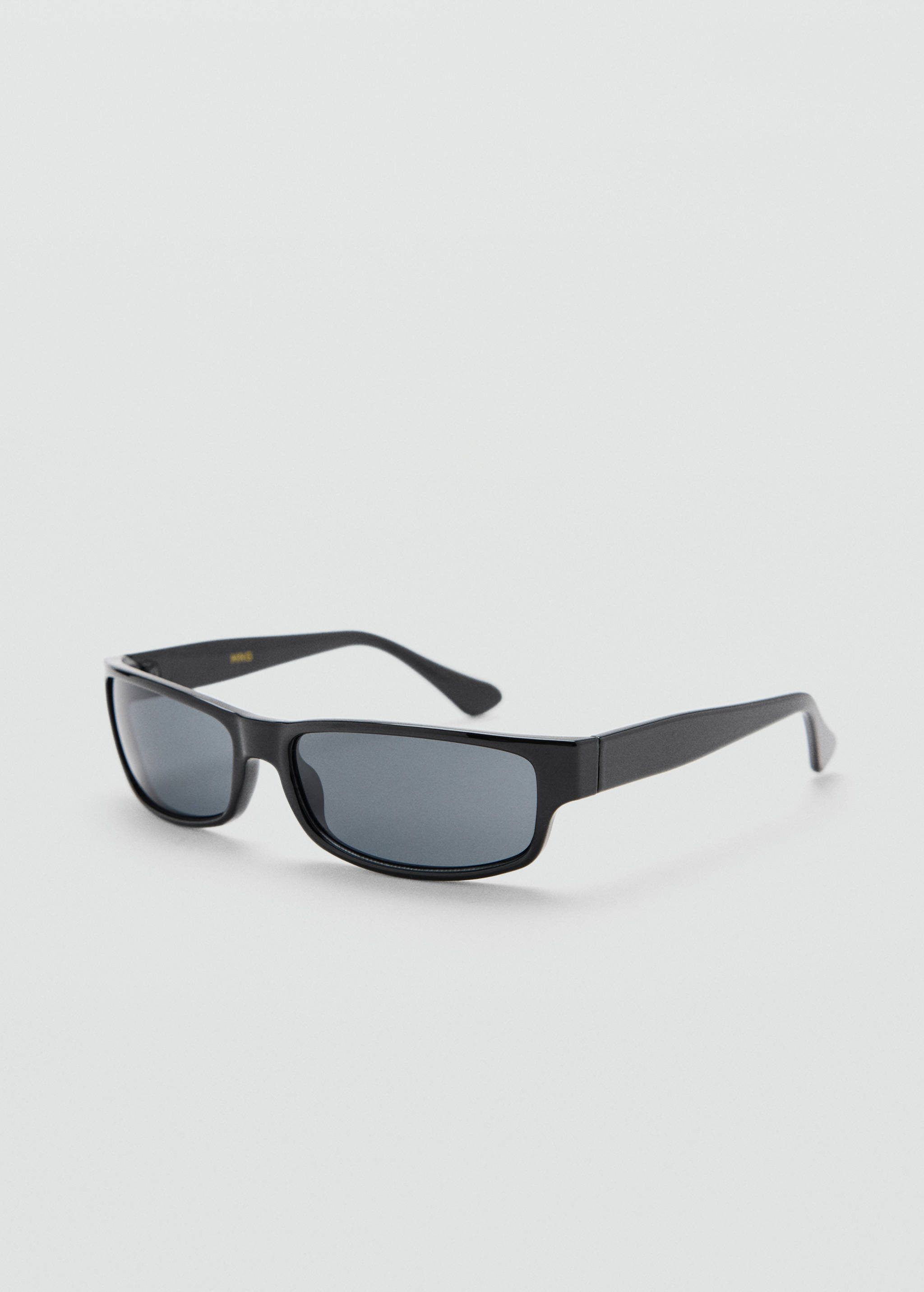 Gafas de sol rectangulares negras con lentes oscuras tintadas en vista de tres cuartos.