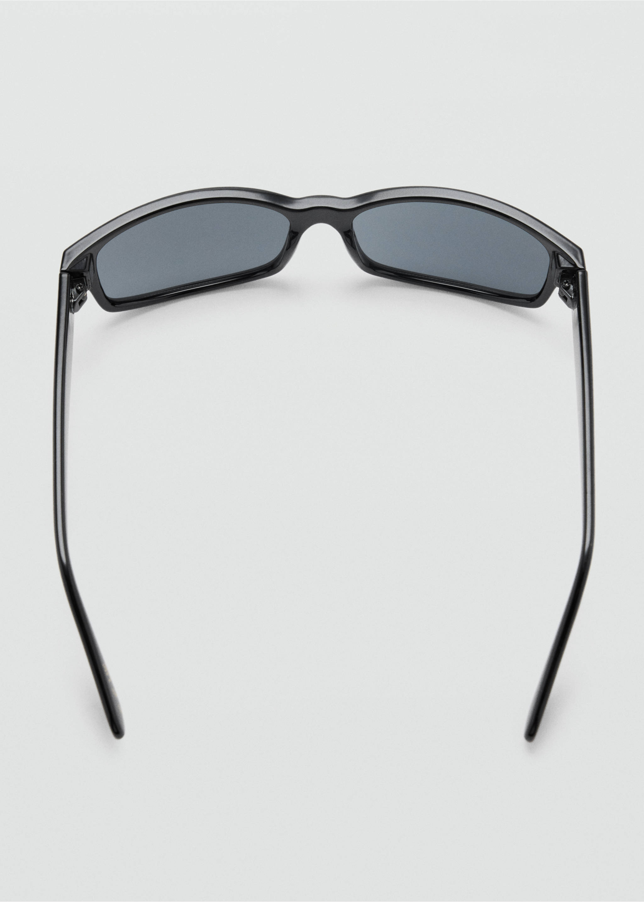 Vista de detalle trasera de las gafas de sol negras con lentes y montura oscuras., Negro. Ref: 37039139-00.