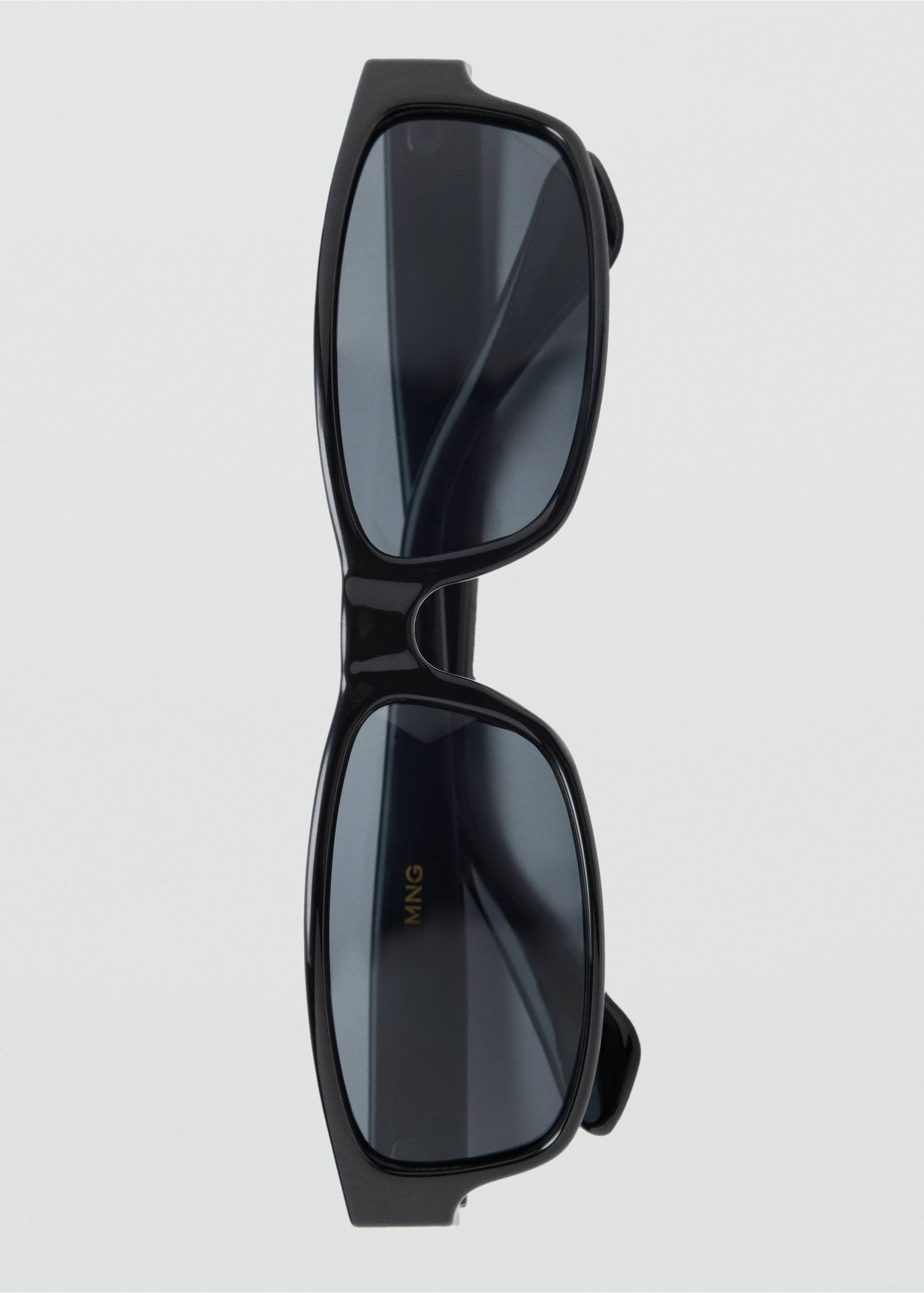Gafas de sol negras con montura rectangular efecto brillo y lentes grises ahumadas., Negro. Ref: 37039139-00.