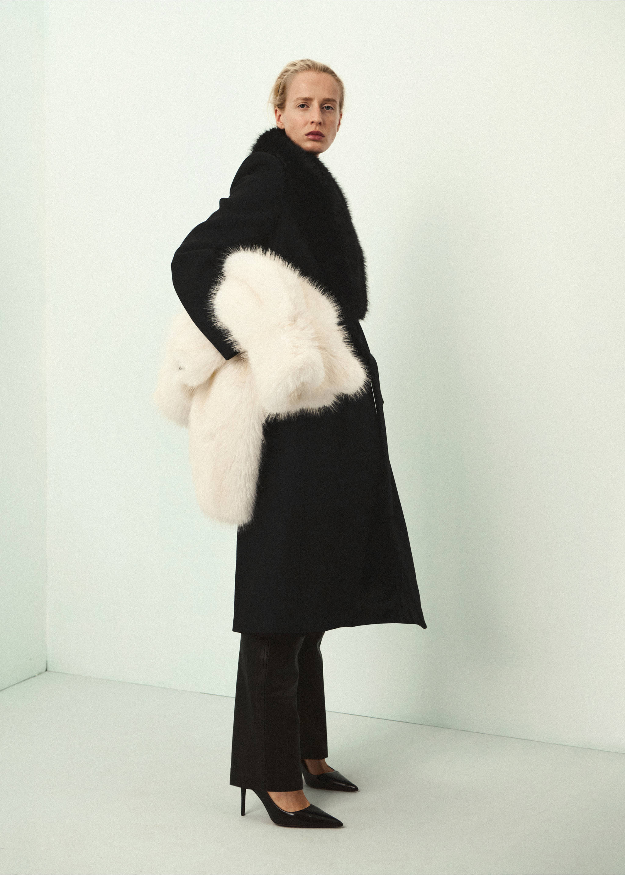 Long black coat with a black faux-fur collar., Black. Ref: 37039143-02.