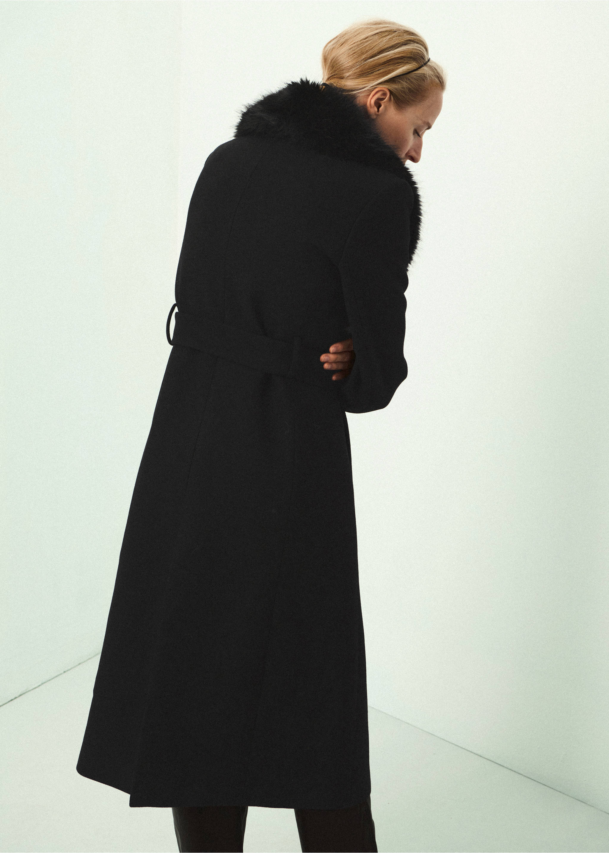 Black long coat with faux-fur collar, viewed from the back., Black. Ref: 37039143-02.