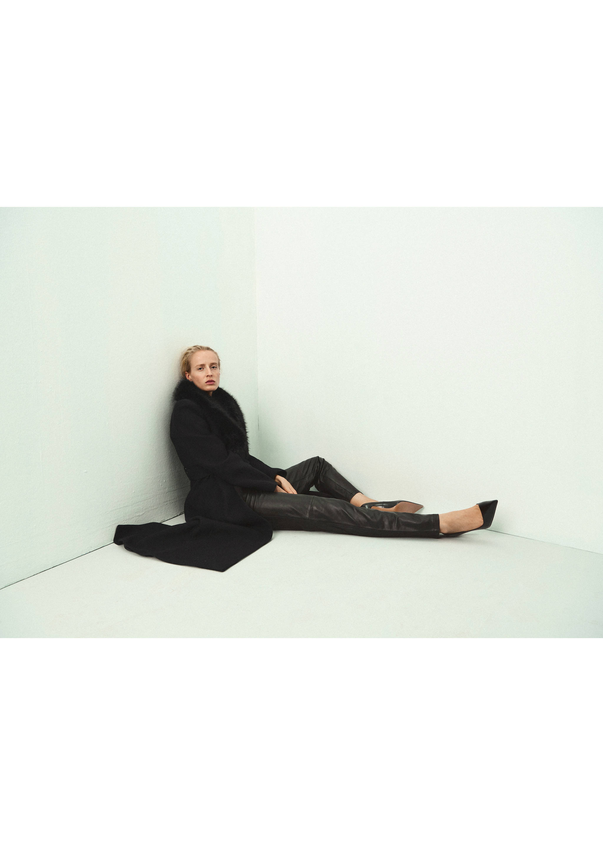 Black coat featuring a plush faux-fur collar., Black. Ref: 37039143-02.