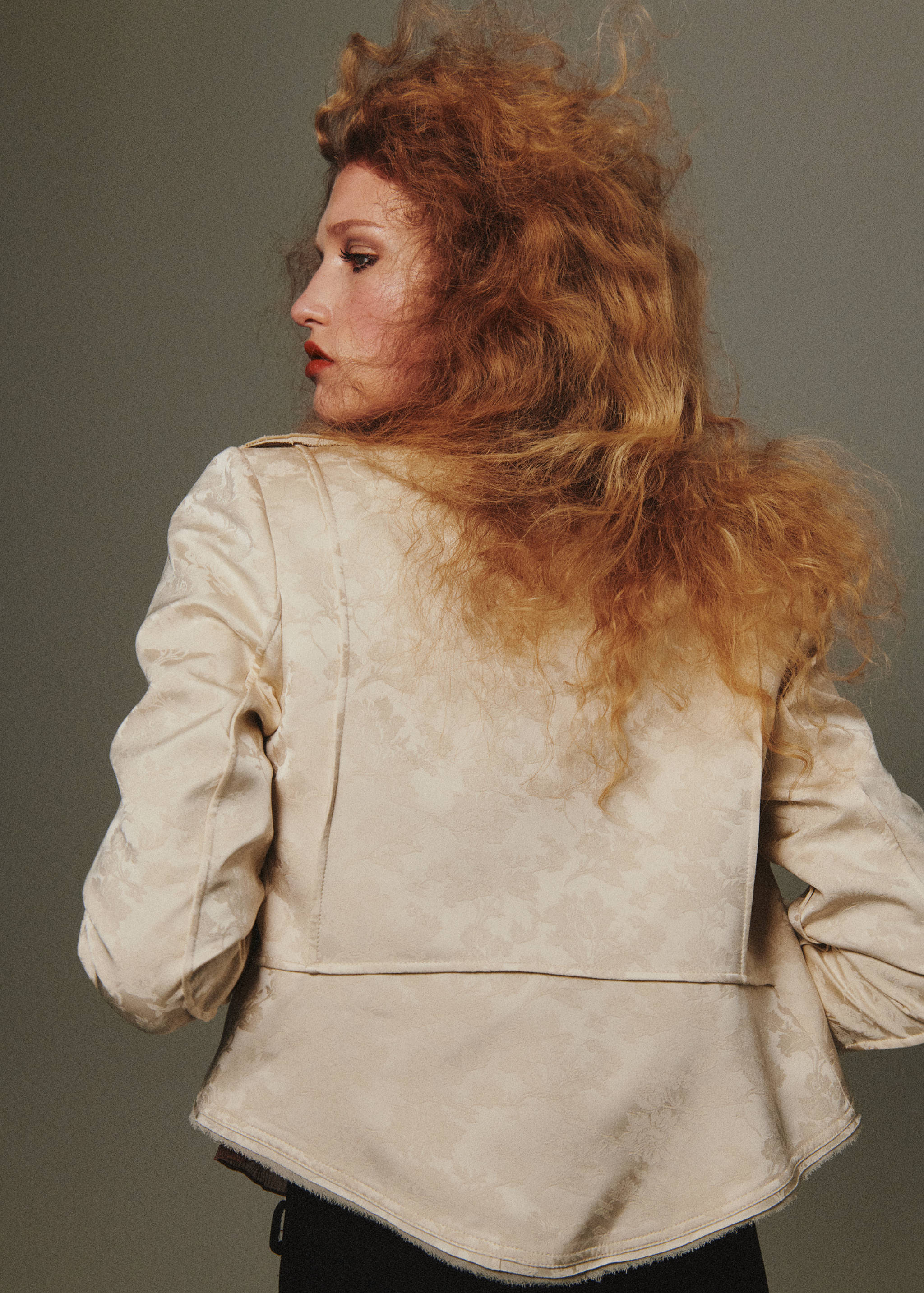 Cream jacquard jacket in a cropped silhouette, back view., Ecru. Ref: 37039230-00.