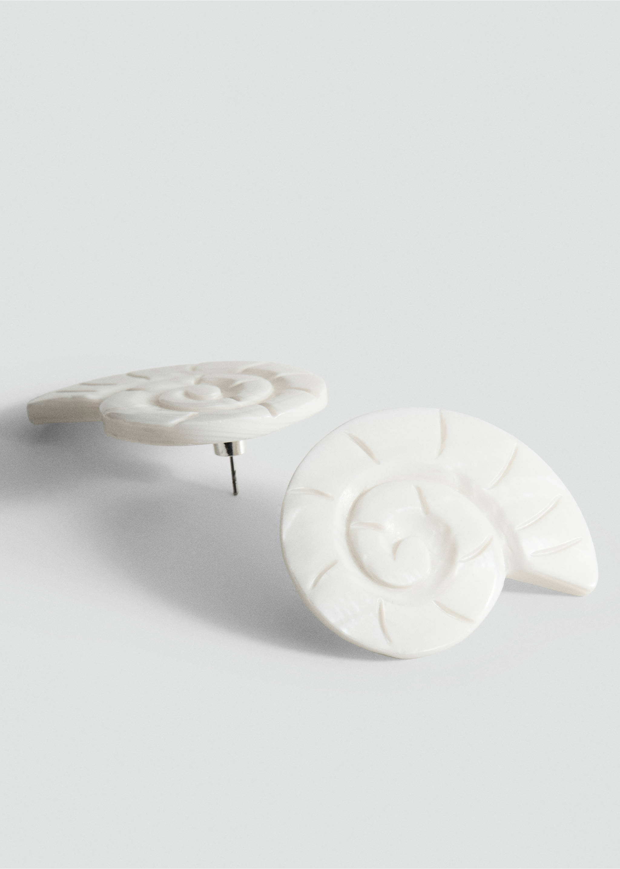 Natural shell earrings - Medium plane, White. Ref: 37041339-00.